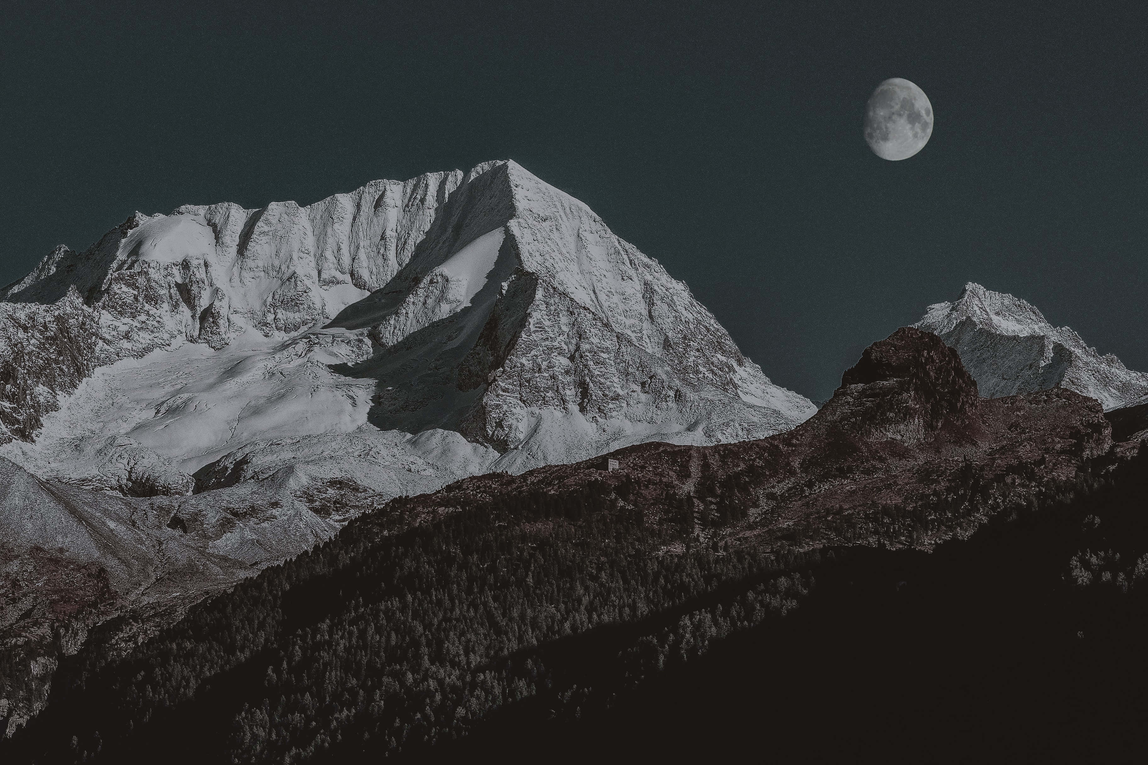 Beyaz Dağlar ve Ay Manzarası Duvar Kağıdı