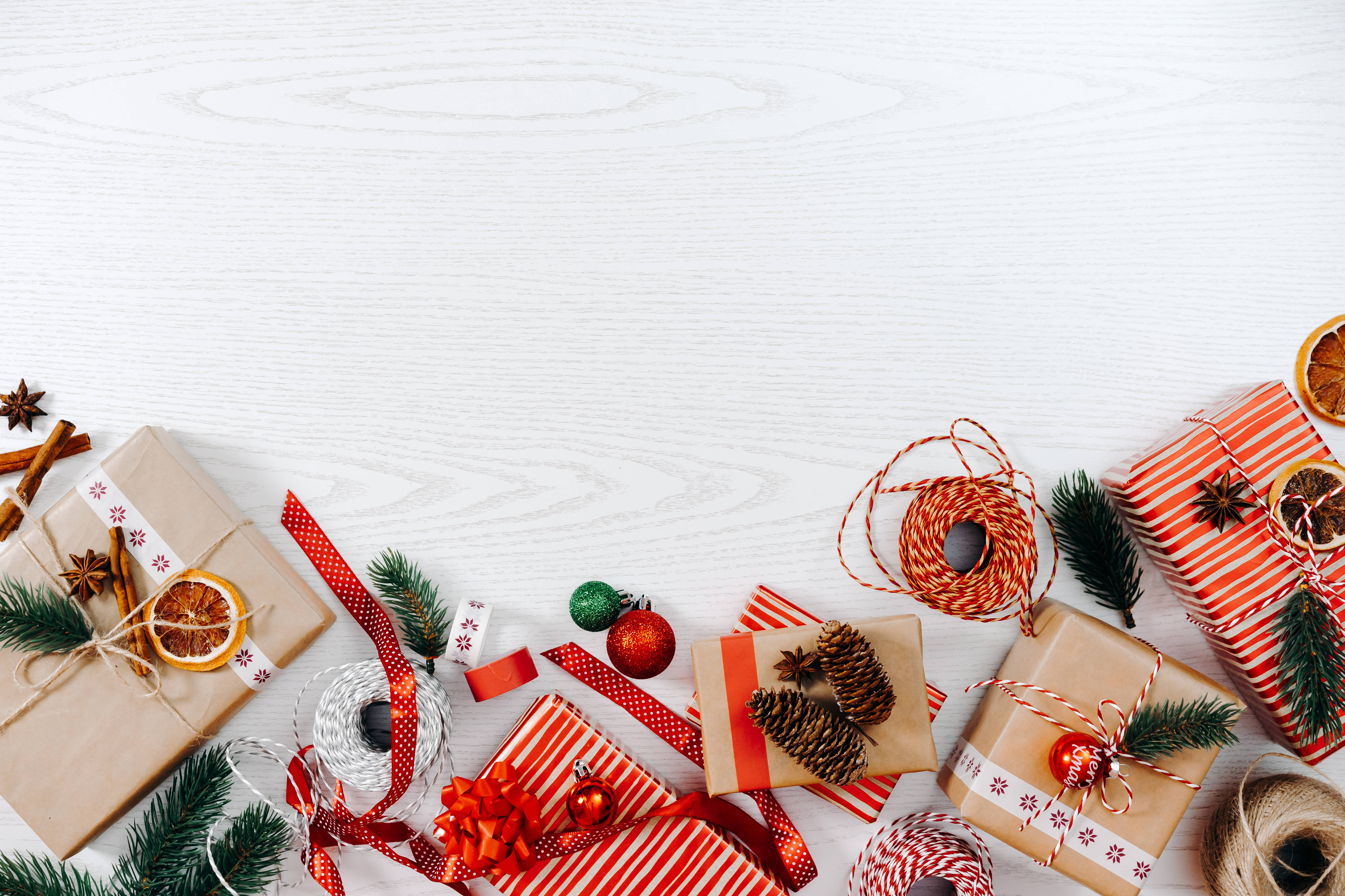 Beyaz iMac 4K'da Noel Hediyeleri Duvar Kağıdı