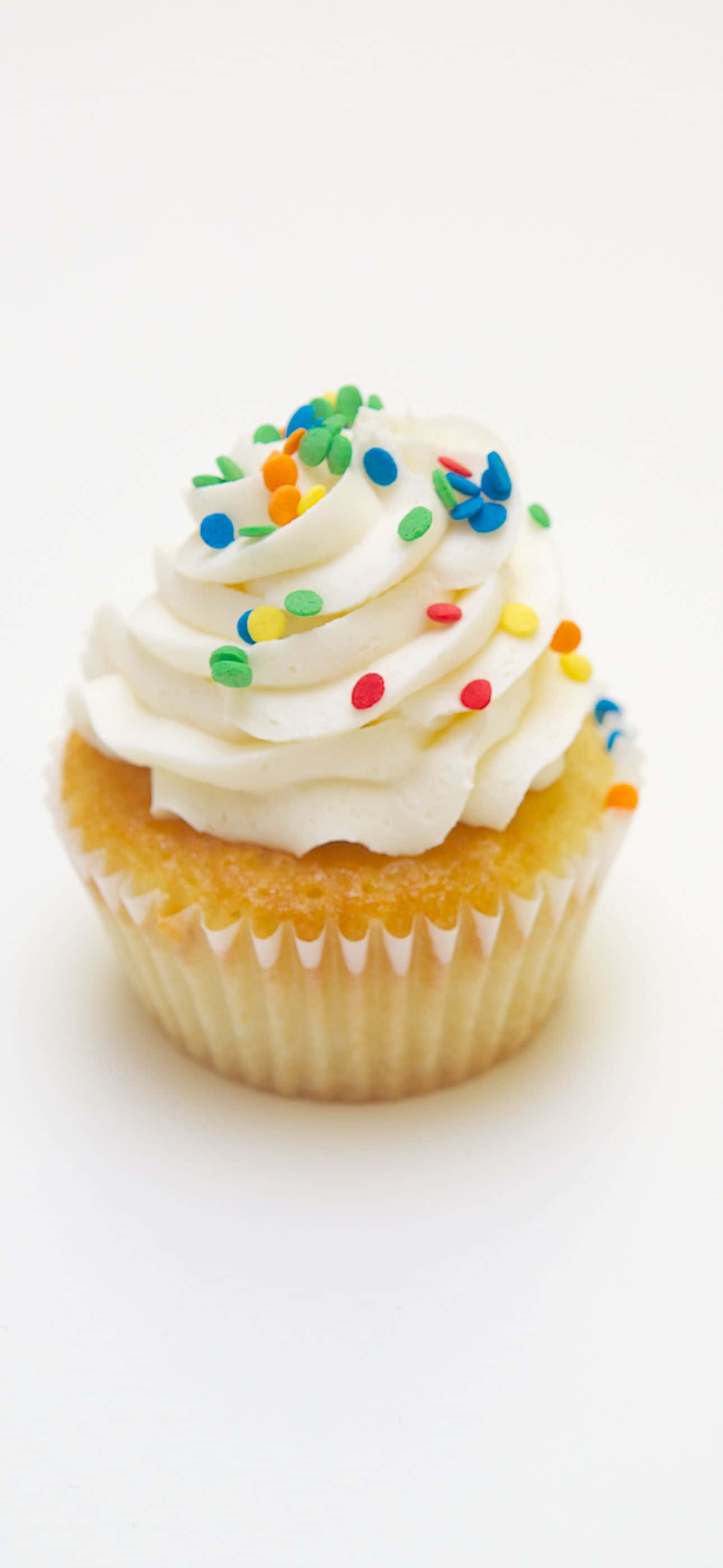 Beyaz kremalı beyaz bir cupcake Duvar Kağıdı