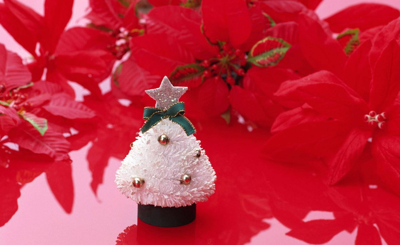 Beyaz Noel Ağacı ve Büyüleyici Süslemeleriyle Tatilleri Kutlayın Duvar Kağıdı