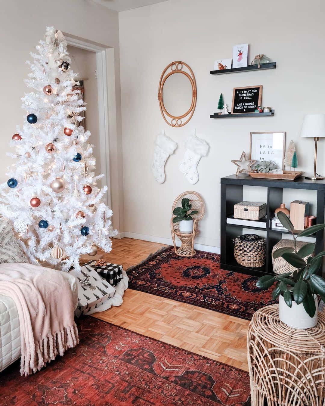 Beyaz Noel Ağacı Görseli Duvar Kağıdı