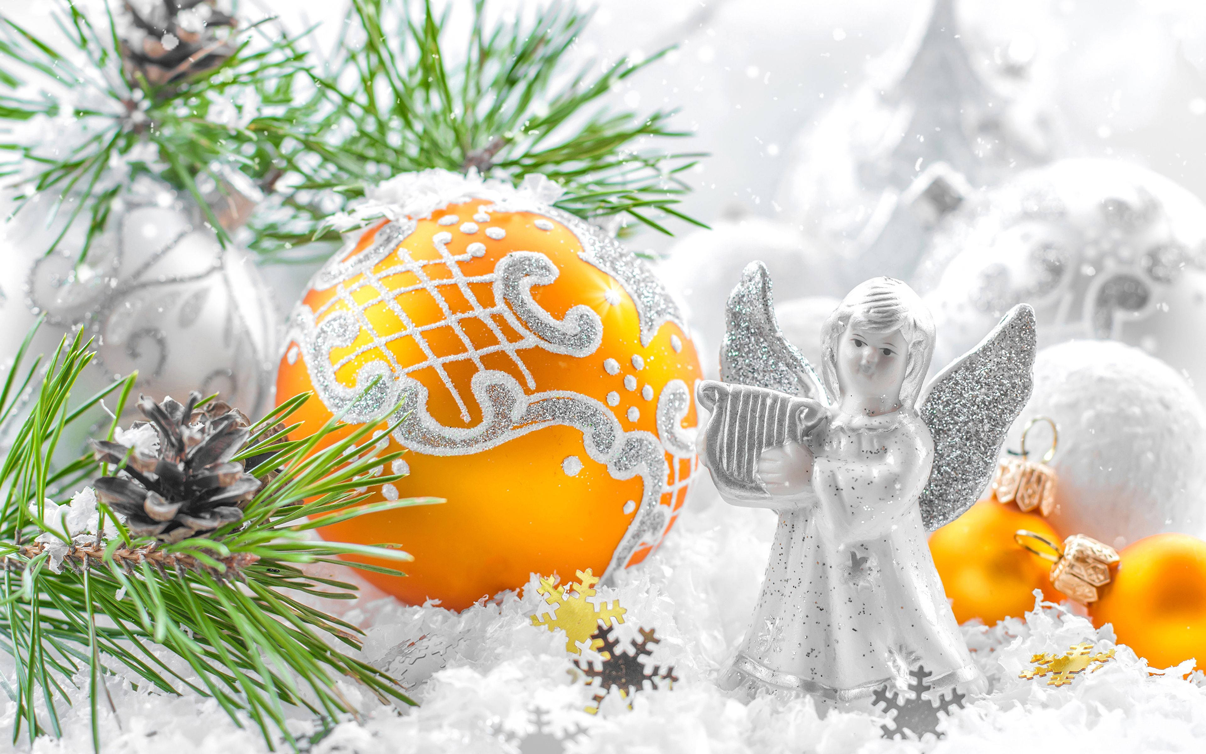 Beyaz Noel Meleği ve Süsler Duvar Kağıdı