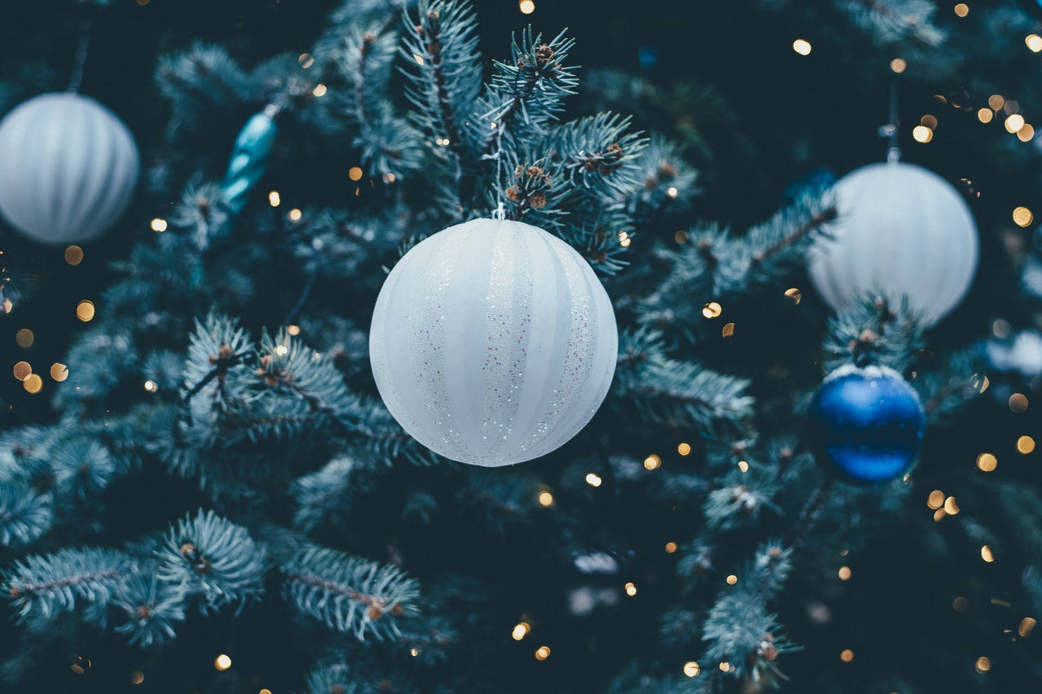 Beyaz Noel Topu Şenlikli Ağaçta Yakın Çekim Duvar Kağıdı