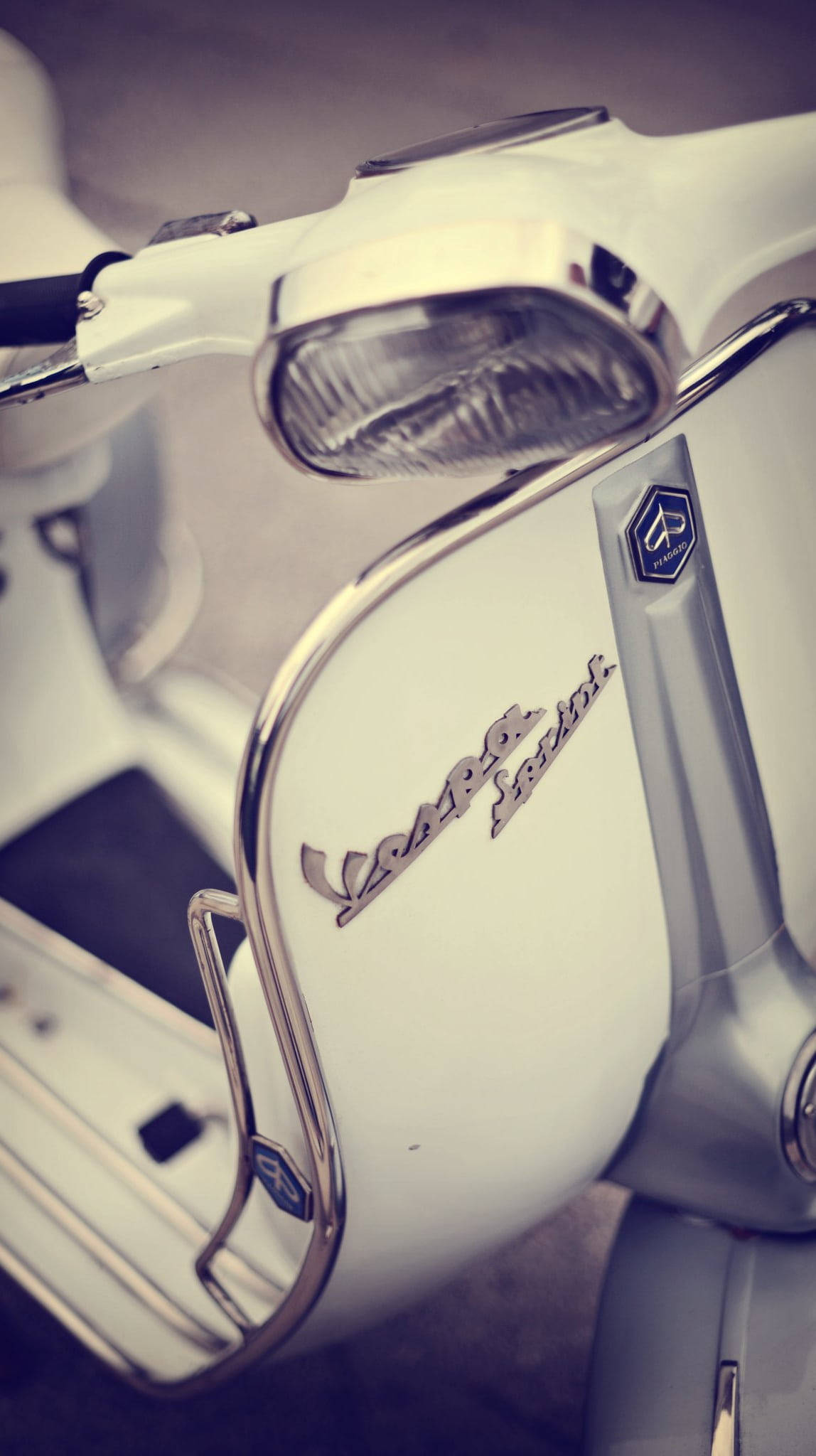 Beyaz Retro Estetik Vespa Sprint Duvar Kağıdı
