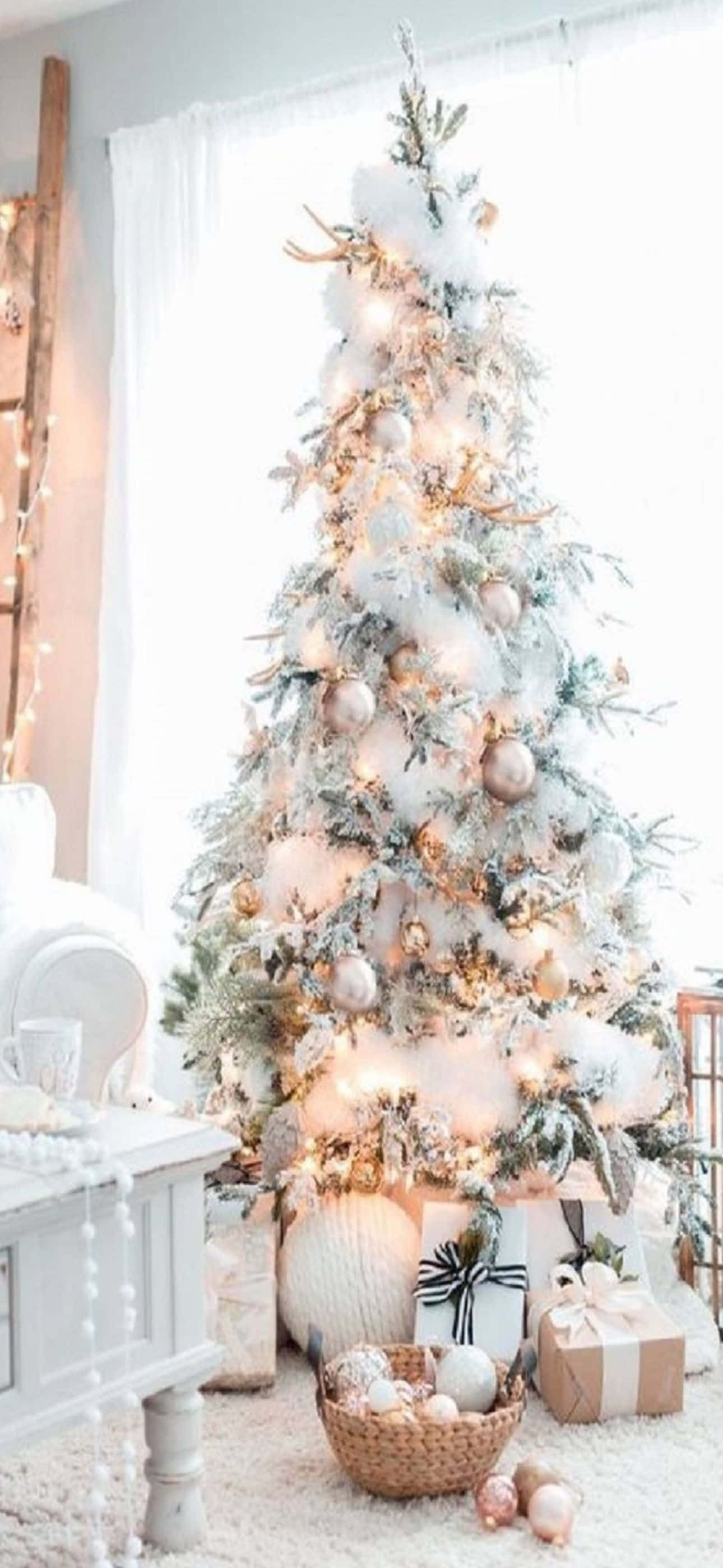 beyaz süslemeli beyaz bir noel ağacı oturma odasında Duvar Kağıdı