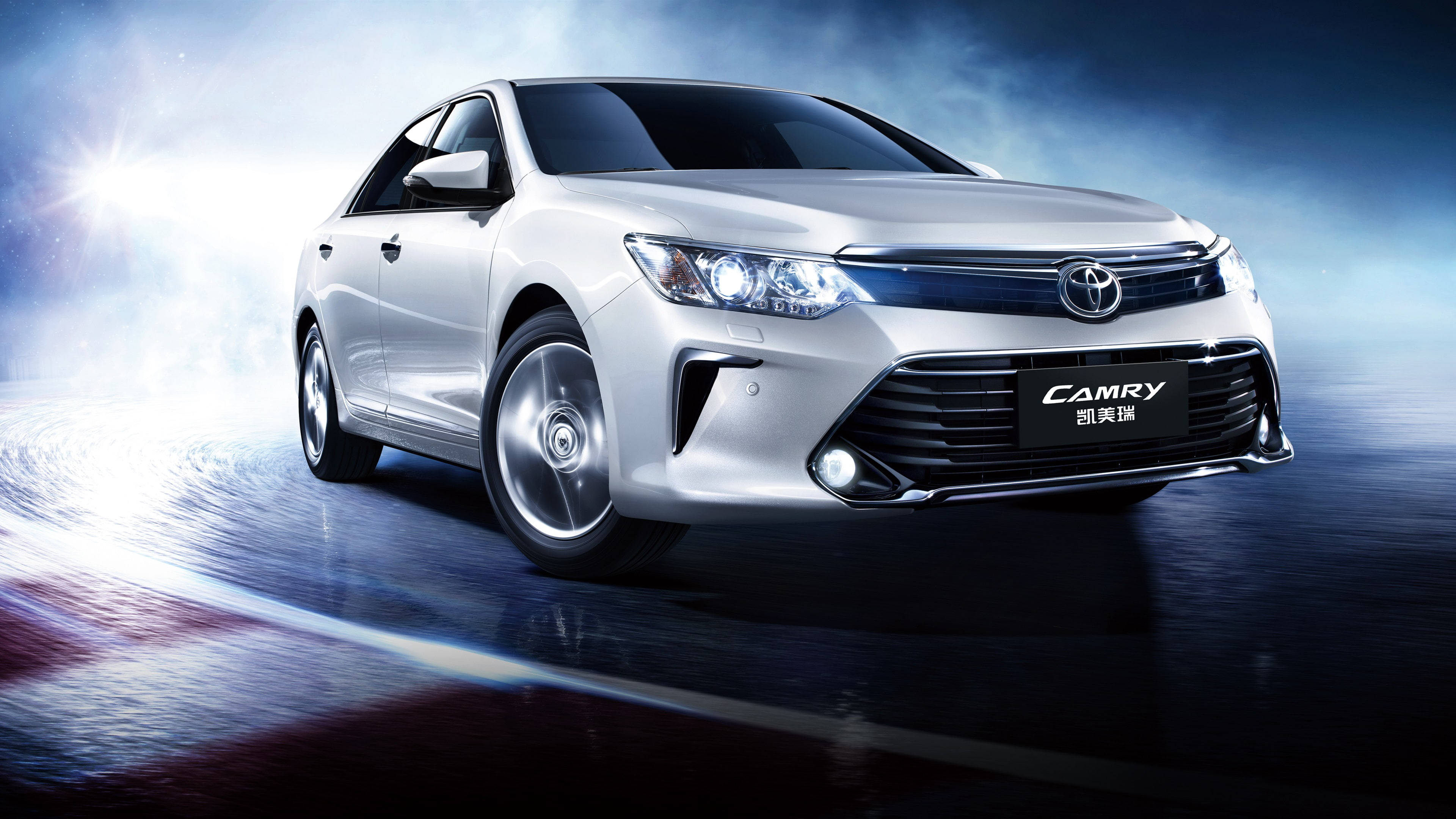 Beyaz Toyota Camry 4K Dumanlı Duvar Kağıdı