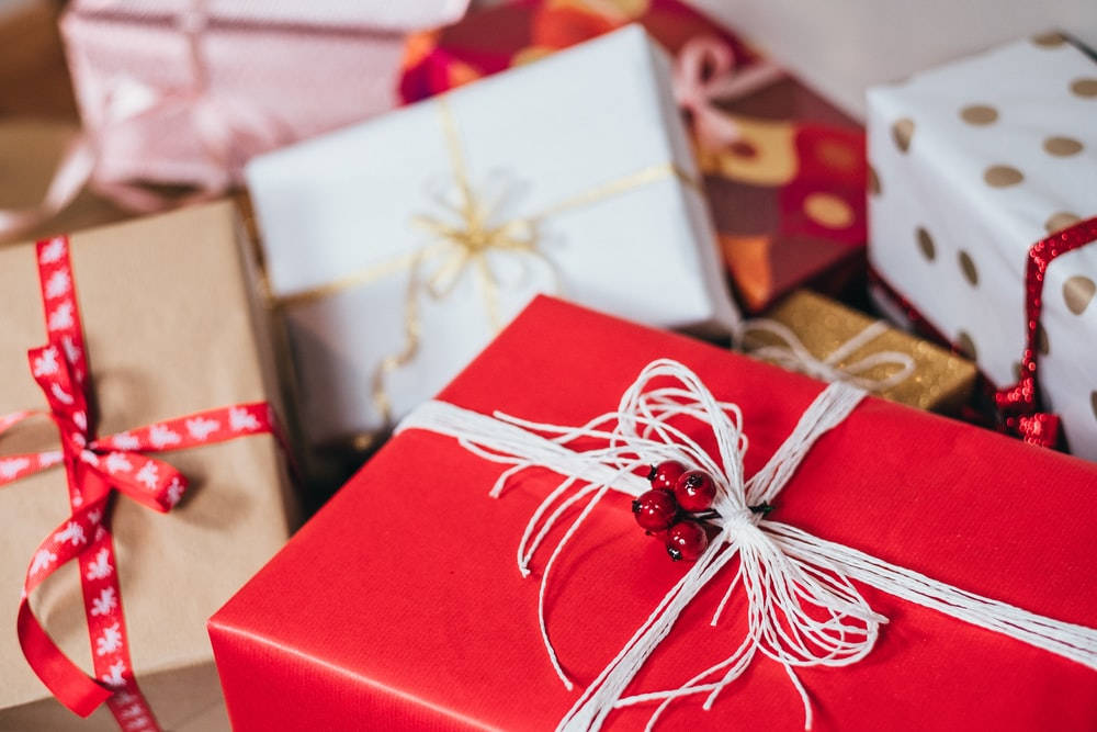 Beyaz ve Kırmızı Noel Hediyeleri Duvar Kağıdı
