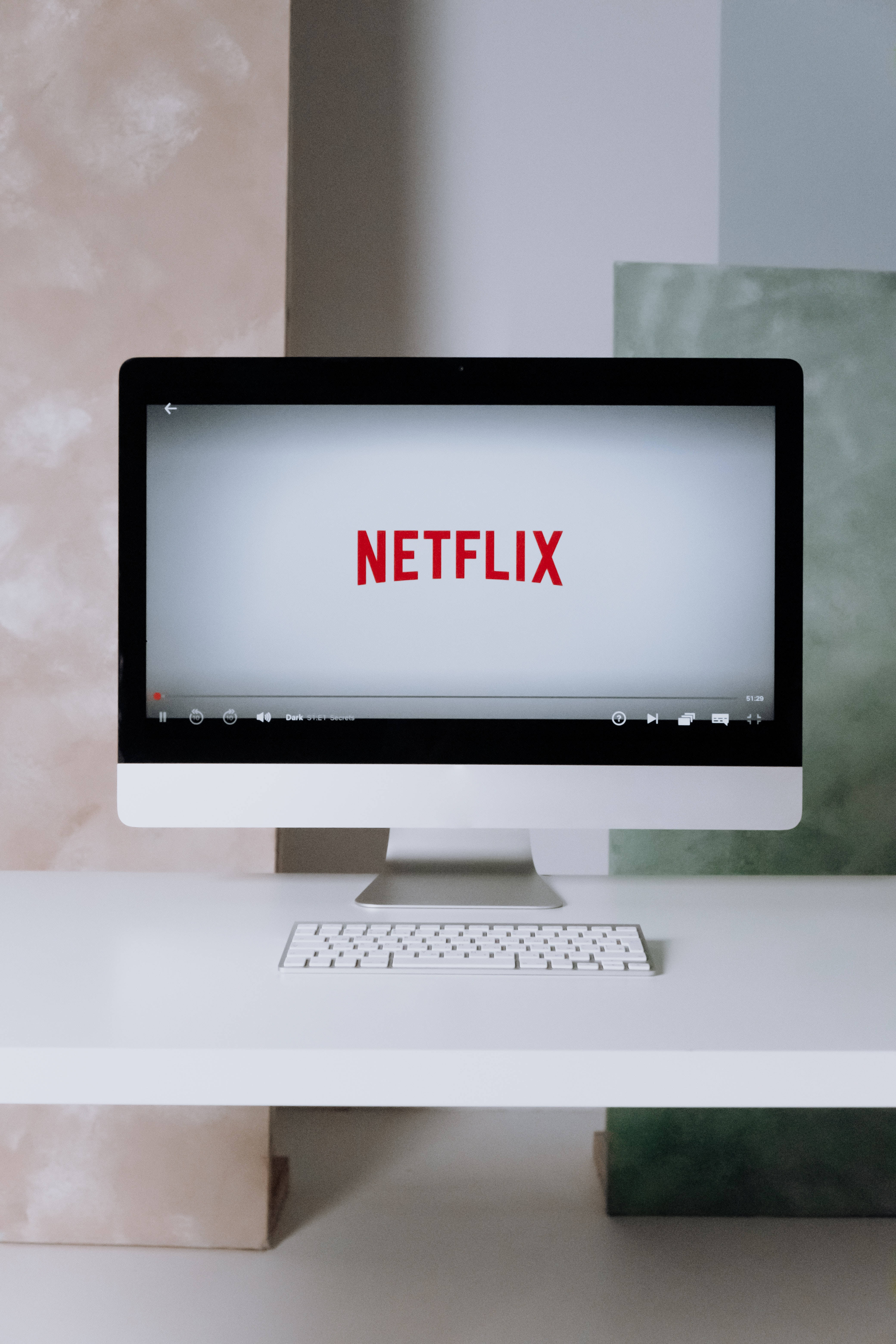 Bilgisayar Ekranında Netflix Duvar Kağıdı
