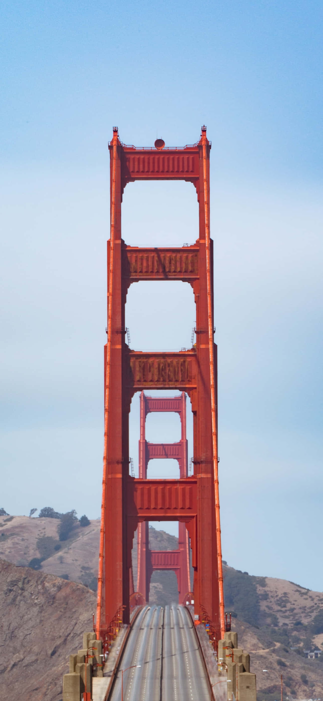 bir adam Golden Gate Köprüsü'nden geçiyor Duvar Kağıdı
