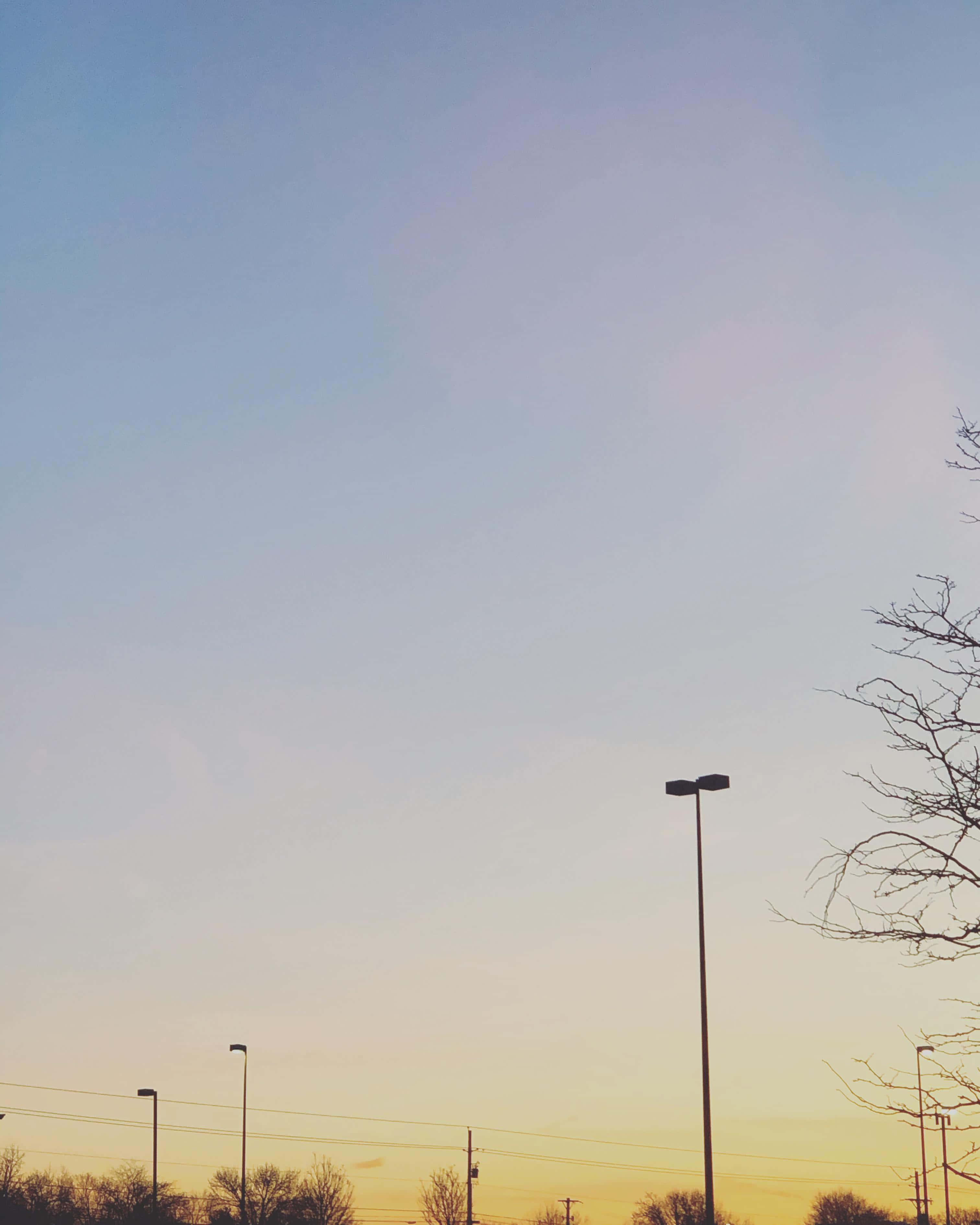 bir adam otoparkta uçurtma uçuruyor Duvar Kağıdı
