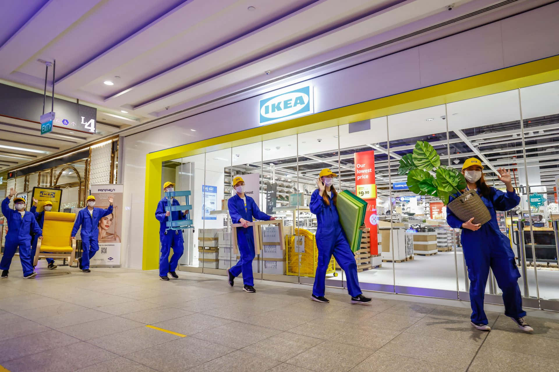 bir alışveriş merkezinde yürüyen bir grup işçi Duvar Kağıdı