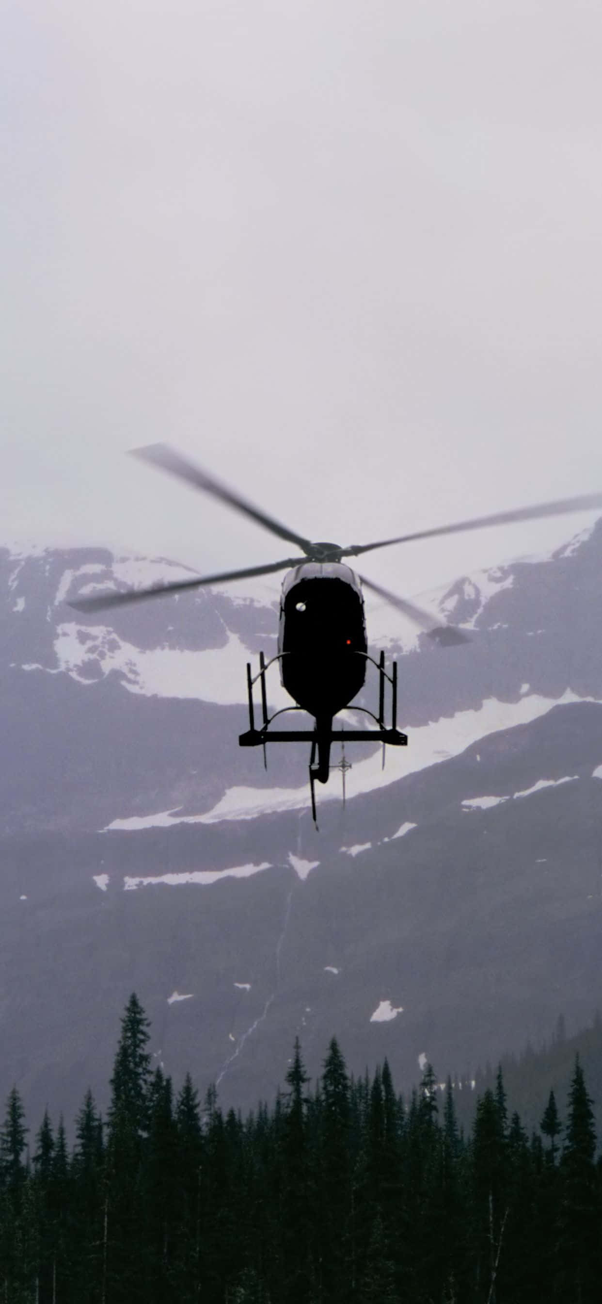 bir dağ sırası üzerinde uçan bir helikopter Duvar Kağıdı