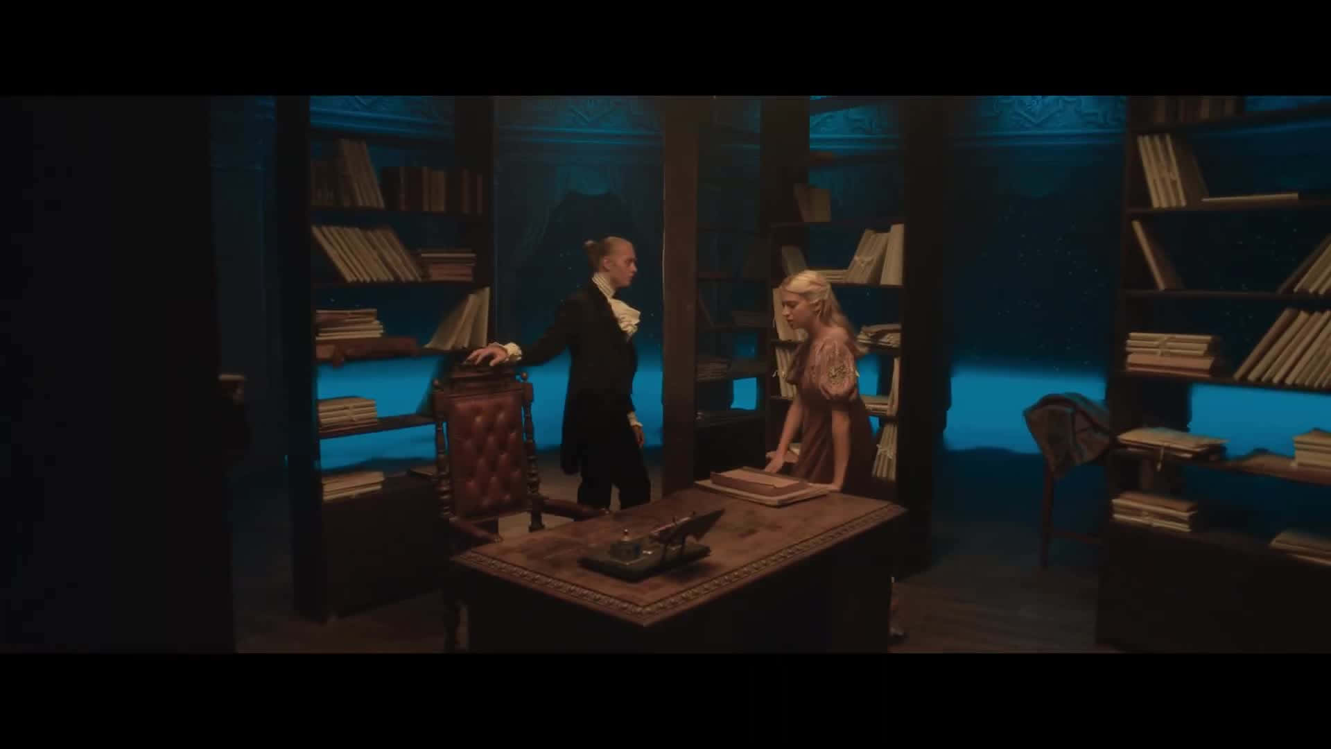 bir erkek ve bir kadın karanlık bir odada kitaplarla ayakta duruyor Duvar Kağıdı