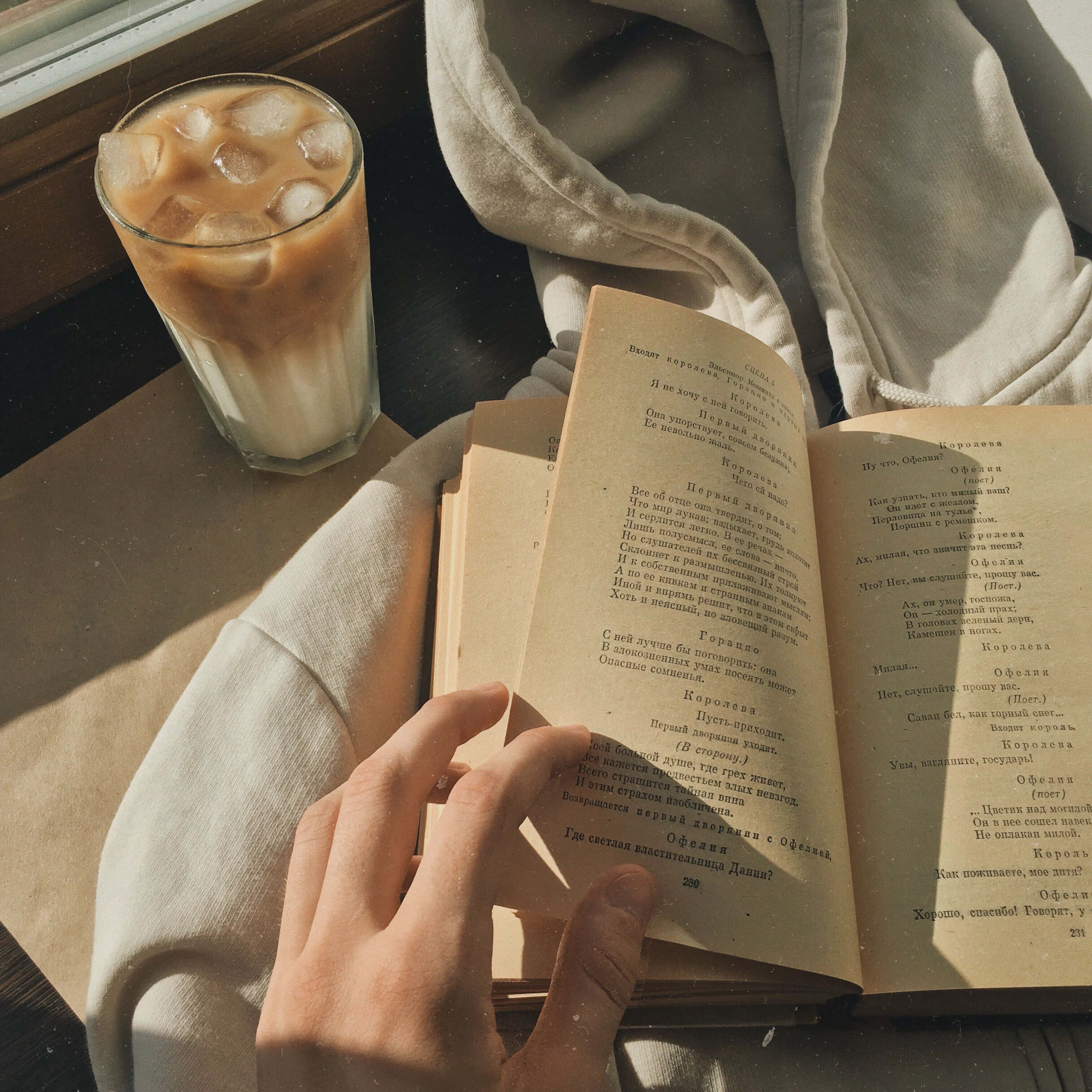 bir fincan kahve ile kitap okuyan bir kişi Duvar Kağıdı