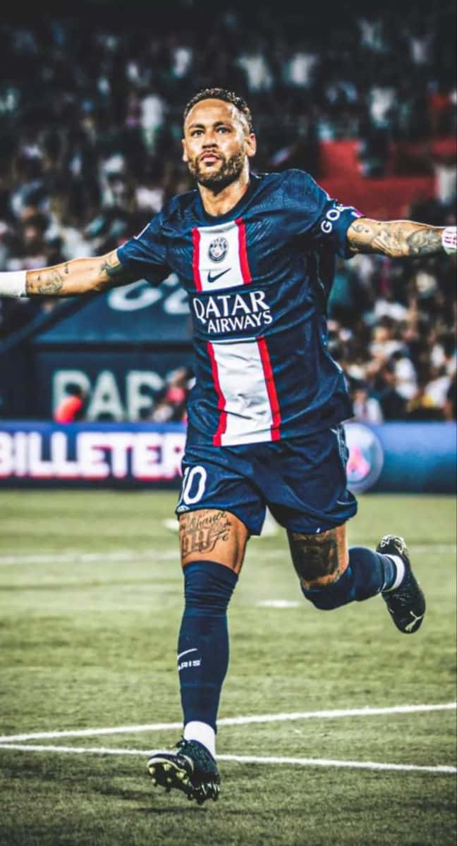 bir futbol sahasında koşan futbolcu Duvar Kağıdı