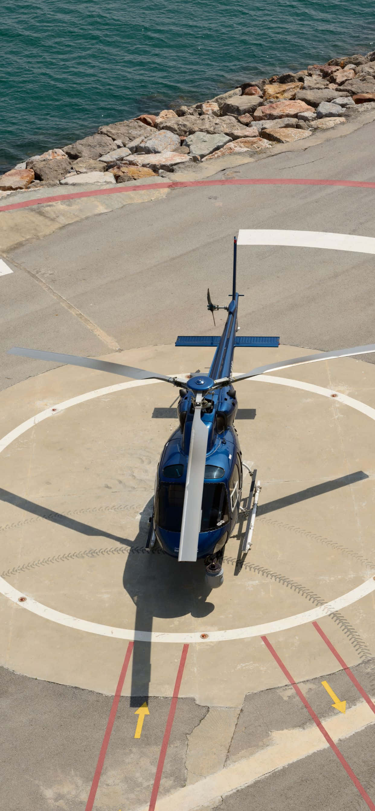 bir helikopter pistte park halinde Duvar Kağıdı