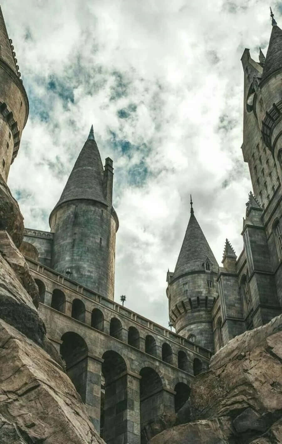 Bir Hogwarts öğrencisi büyü dünyasını keşfediyor Duvar Kağıdı