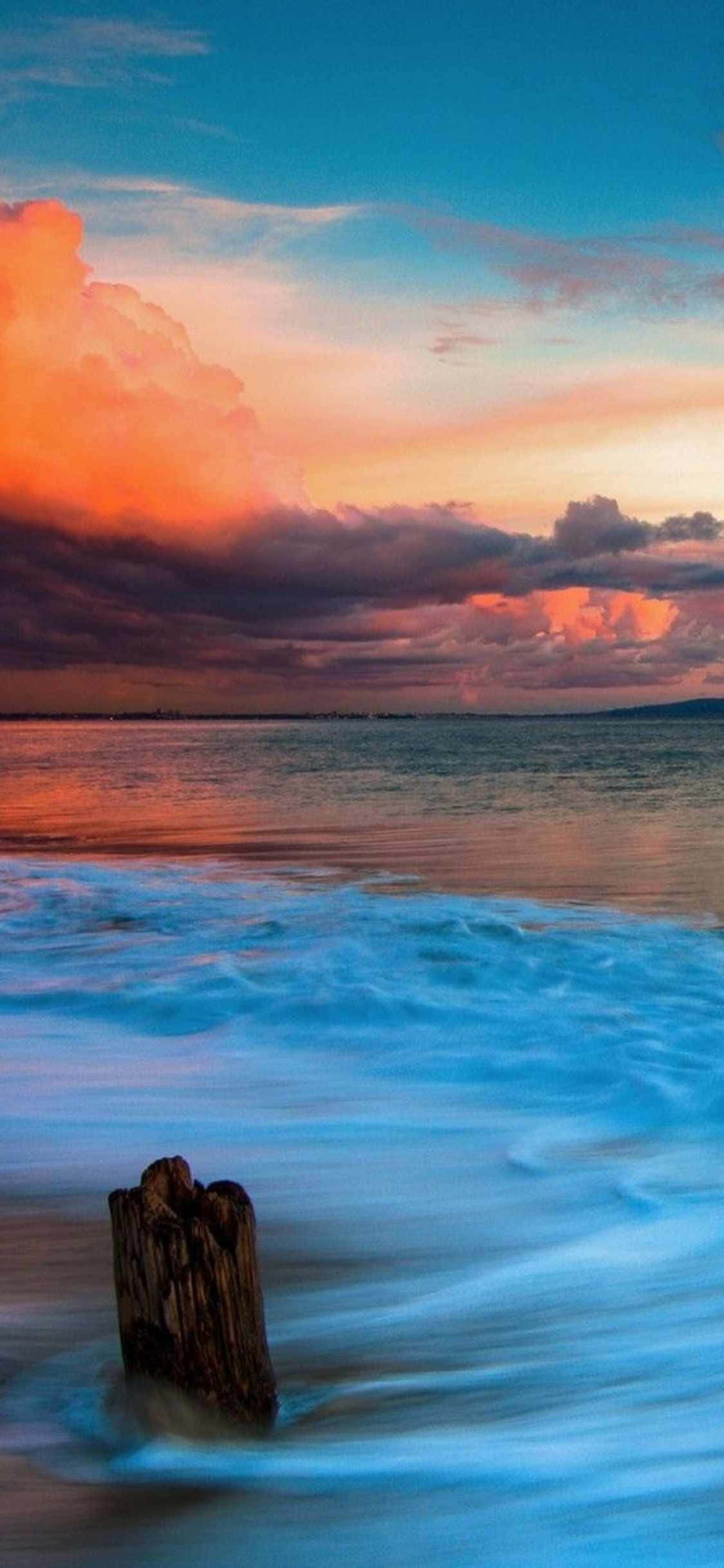 Bir iPhone Xs merceğinden görülen Malibu, Kaliforniya üzerinde huzurlu bir gün batımı Duvar Kağıdı
