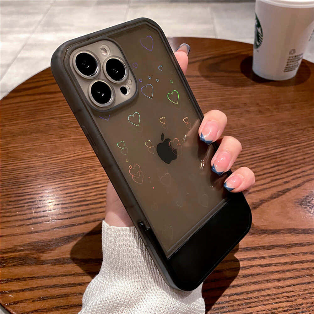 bir kadın elinde kalpli iPhone 11 kılıfı tutuyor Duvar Kağıdı