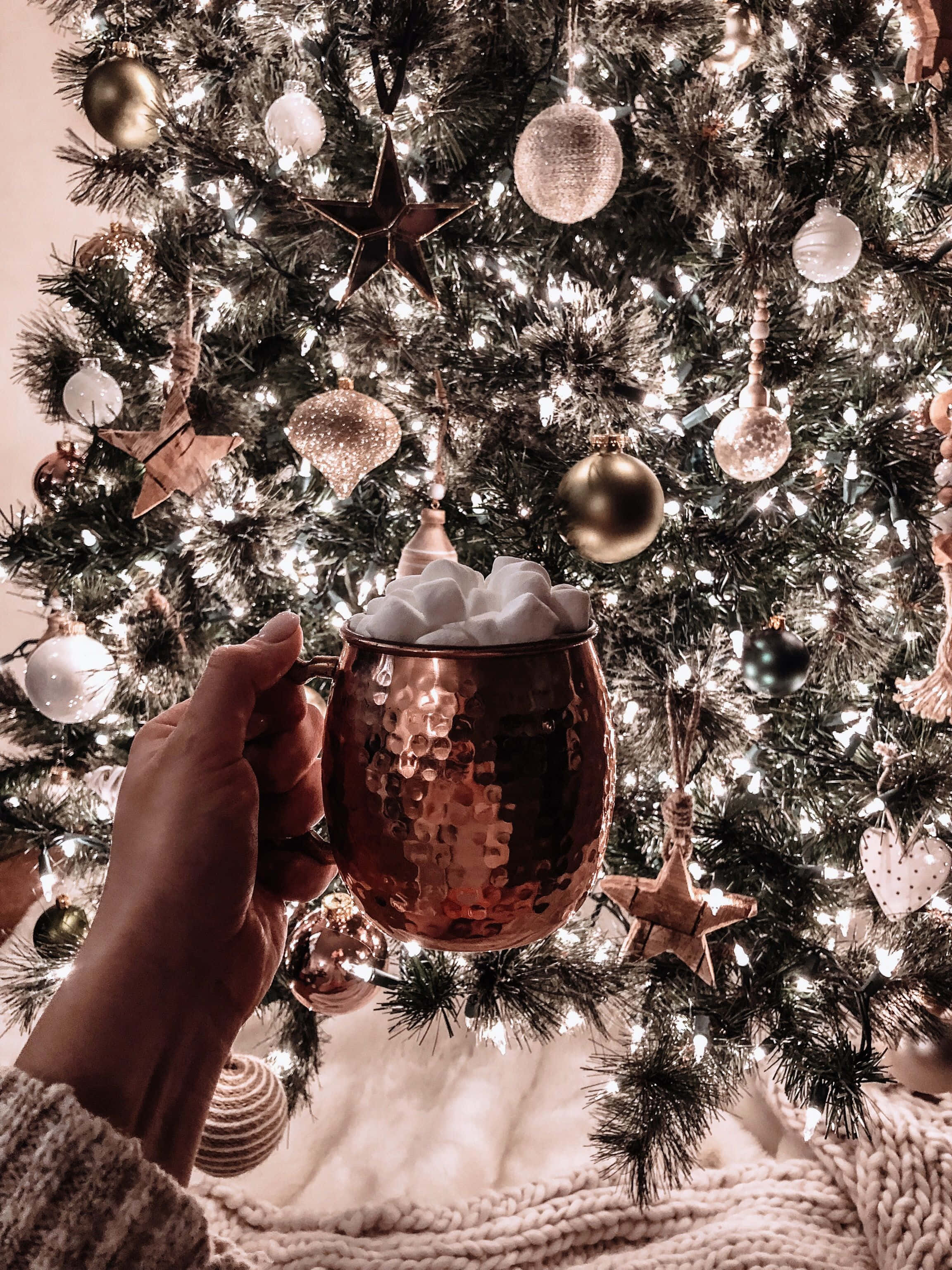 bir kişinin noel ağacının önünde kahve fincanı tutması Duvar Kağıdı