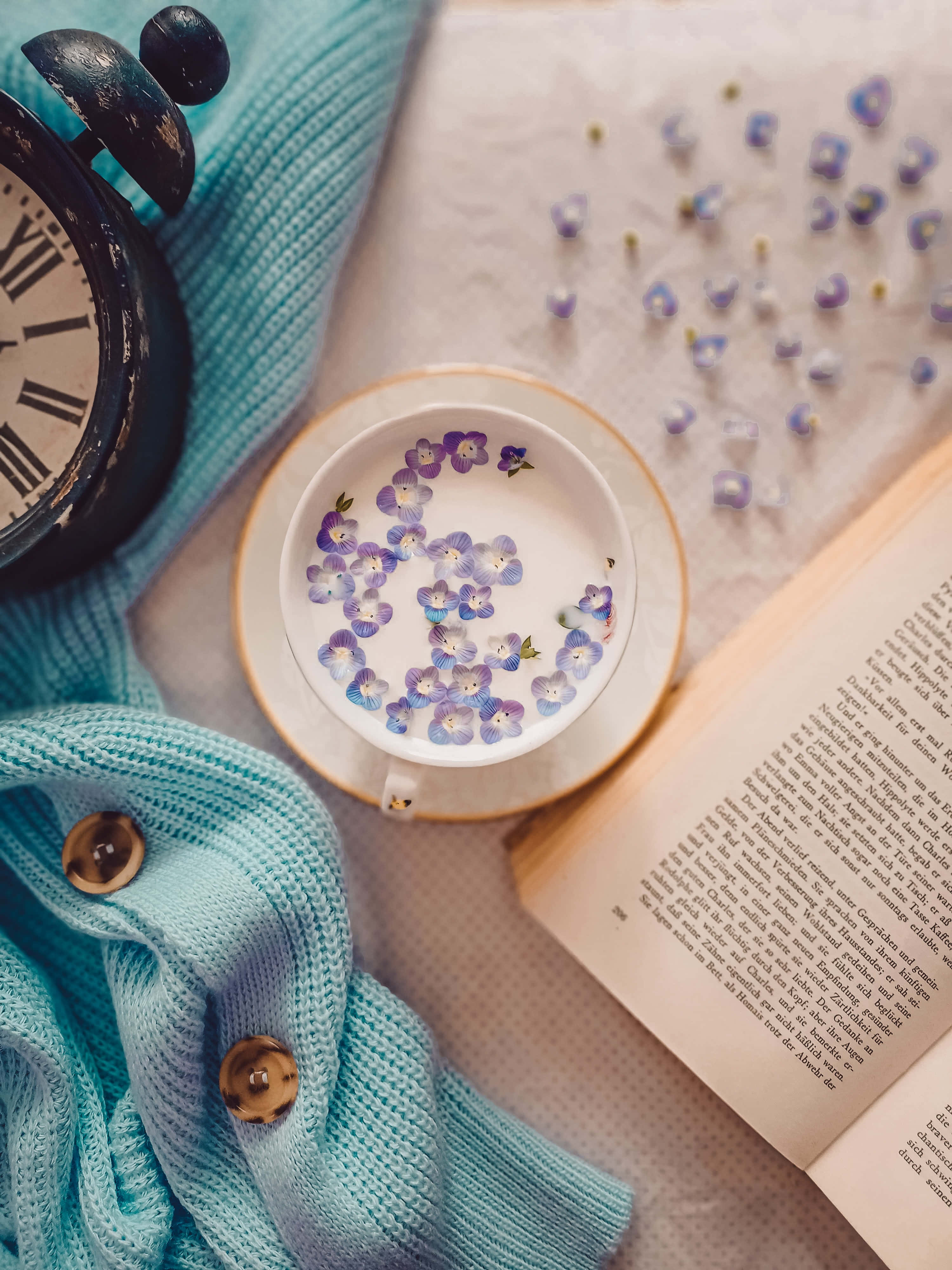 bir kitap, bir fincan çay ve bir yatakta saat Duvar Kağıdı