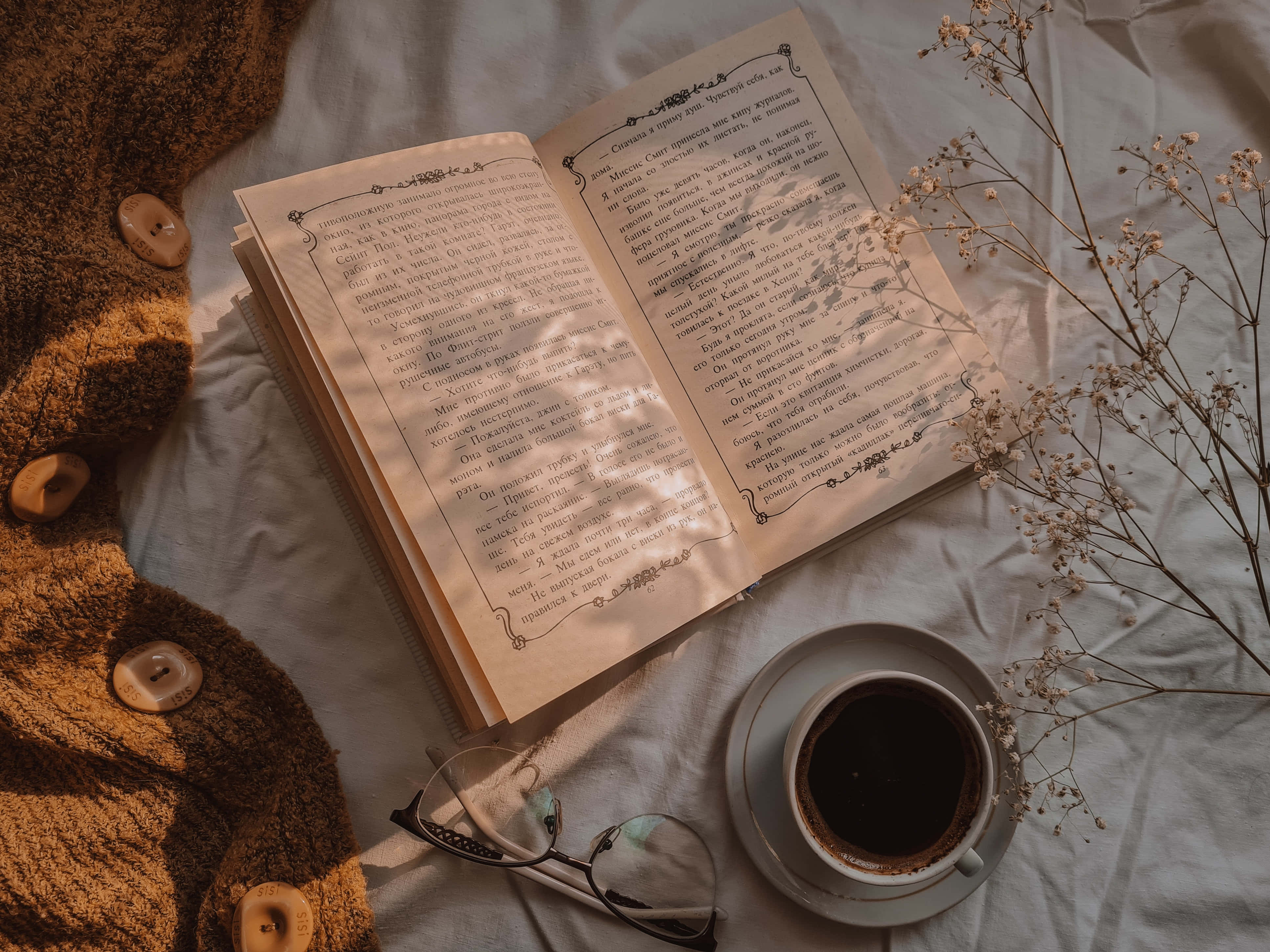 bir kitap, gözlük ve kahve yatakta Duvar Kağıdı