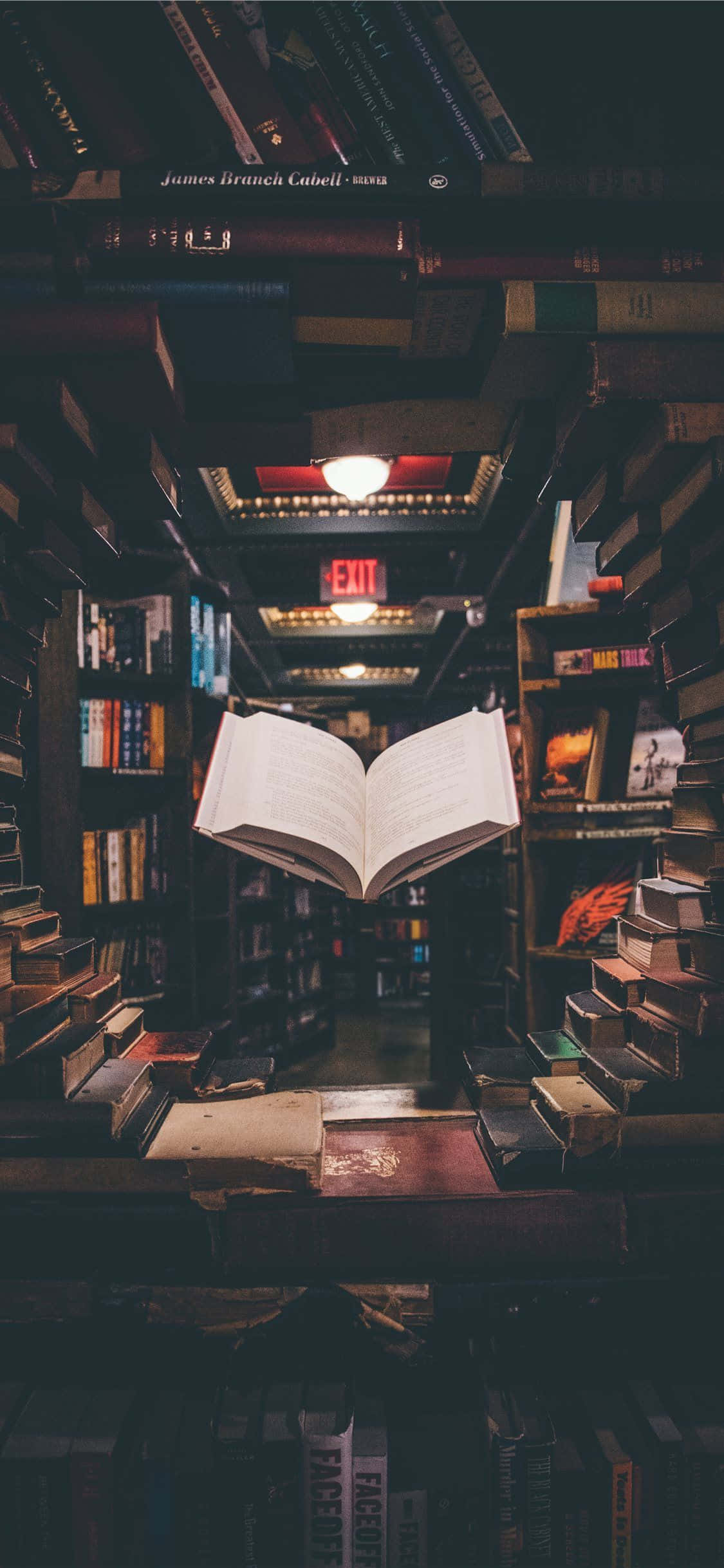 Bir kitapçıda rafta açık bir kitap Duvar Kağıdı