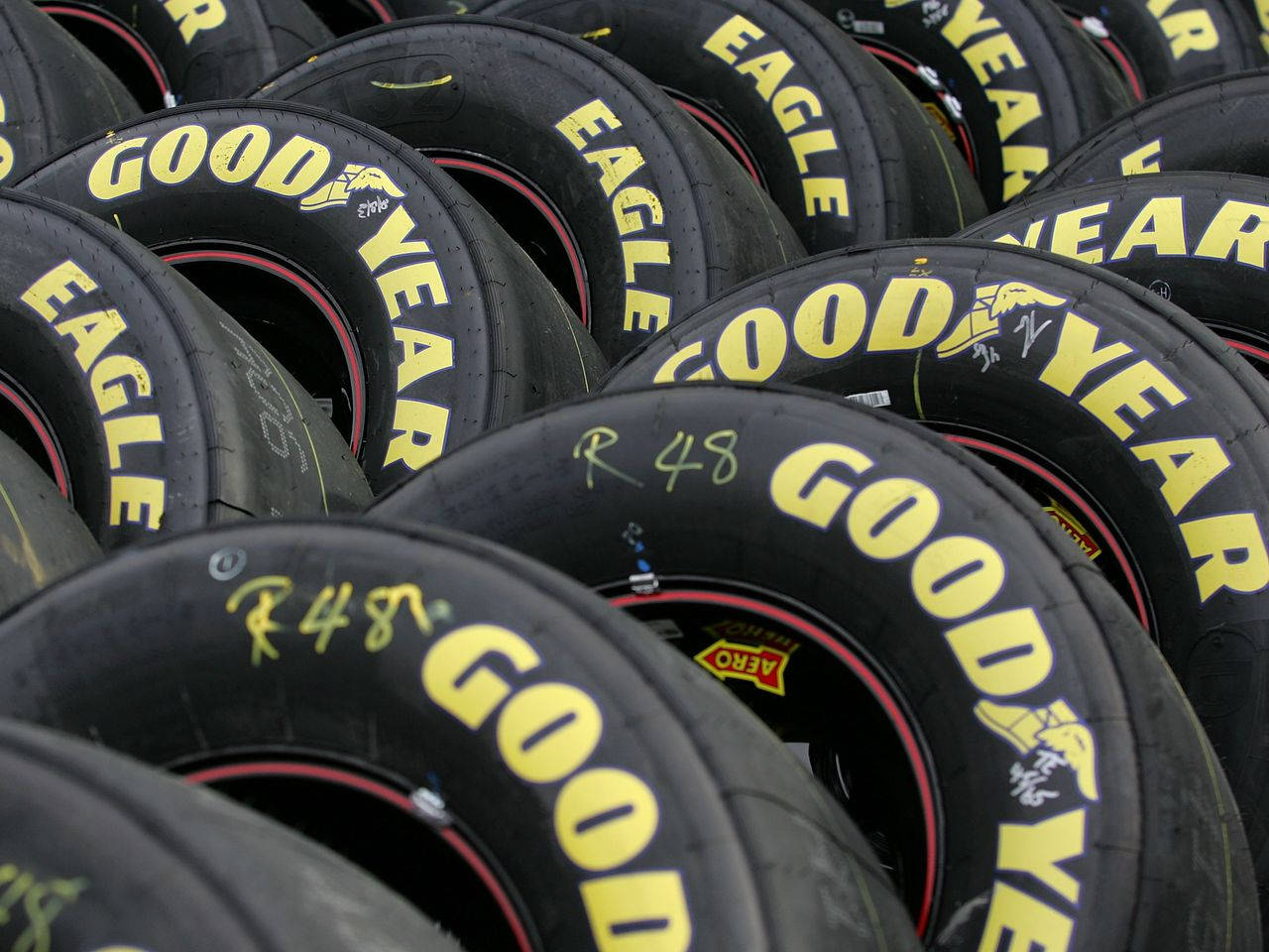 Bir Koleksiyon Goodyear Siyah Lastik