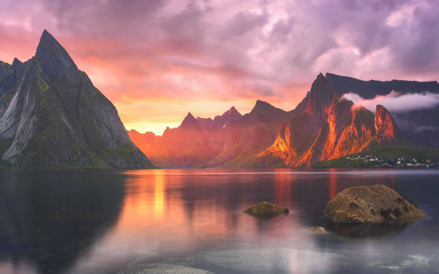 Bir MacBook ile sakin bir gölün kartpostallık manzarası Duvar Kağıdı