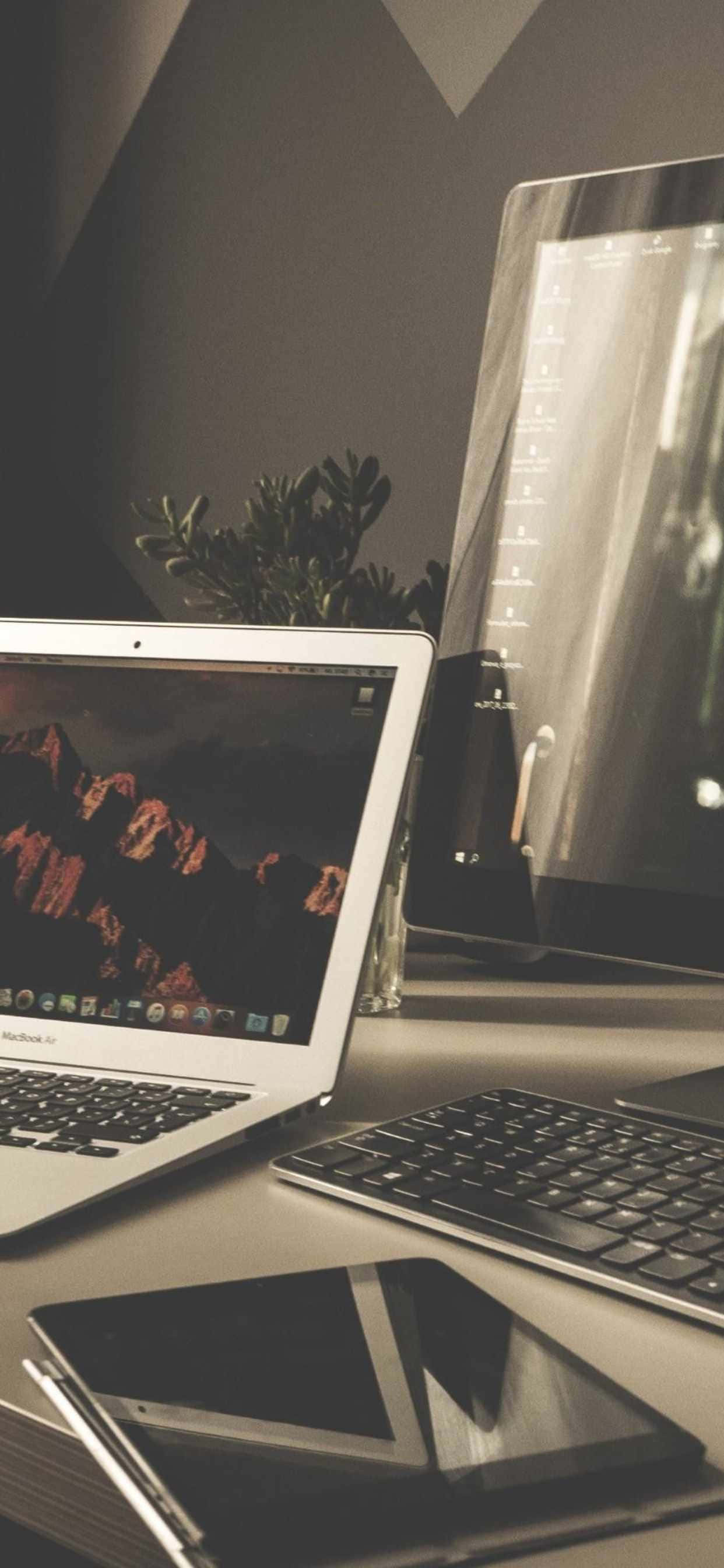 bir masada dizüstü bilgisayar, tablet ve telefon Duvar Kağıdı