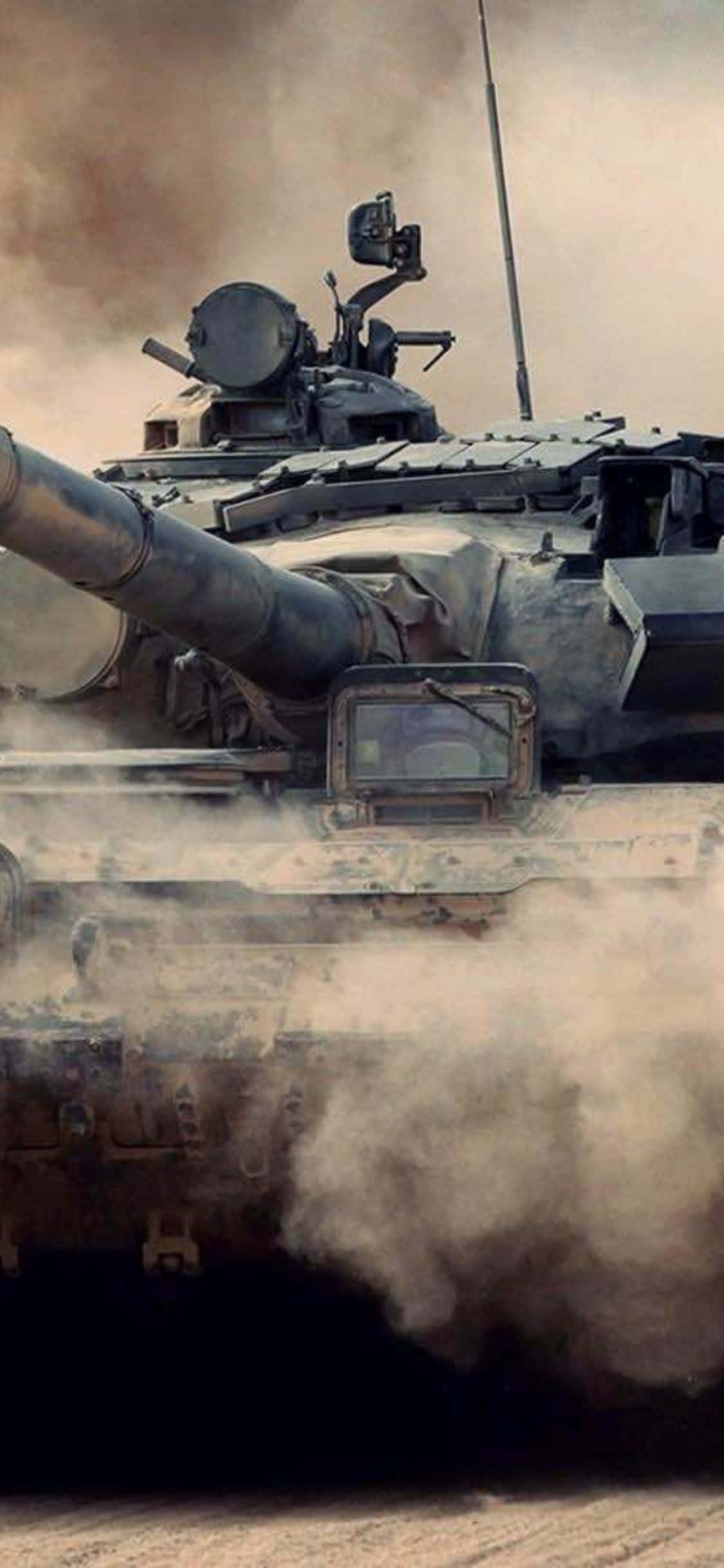 Bir tank çölde ilerliyor Duvar Kağıdı