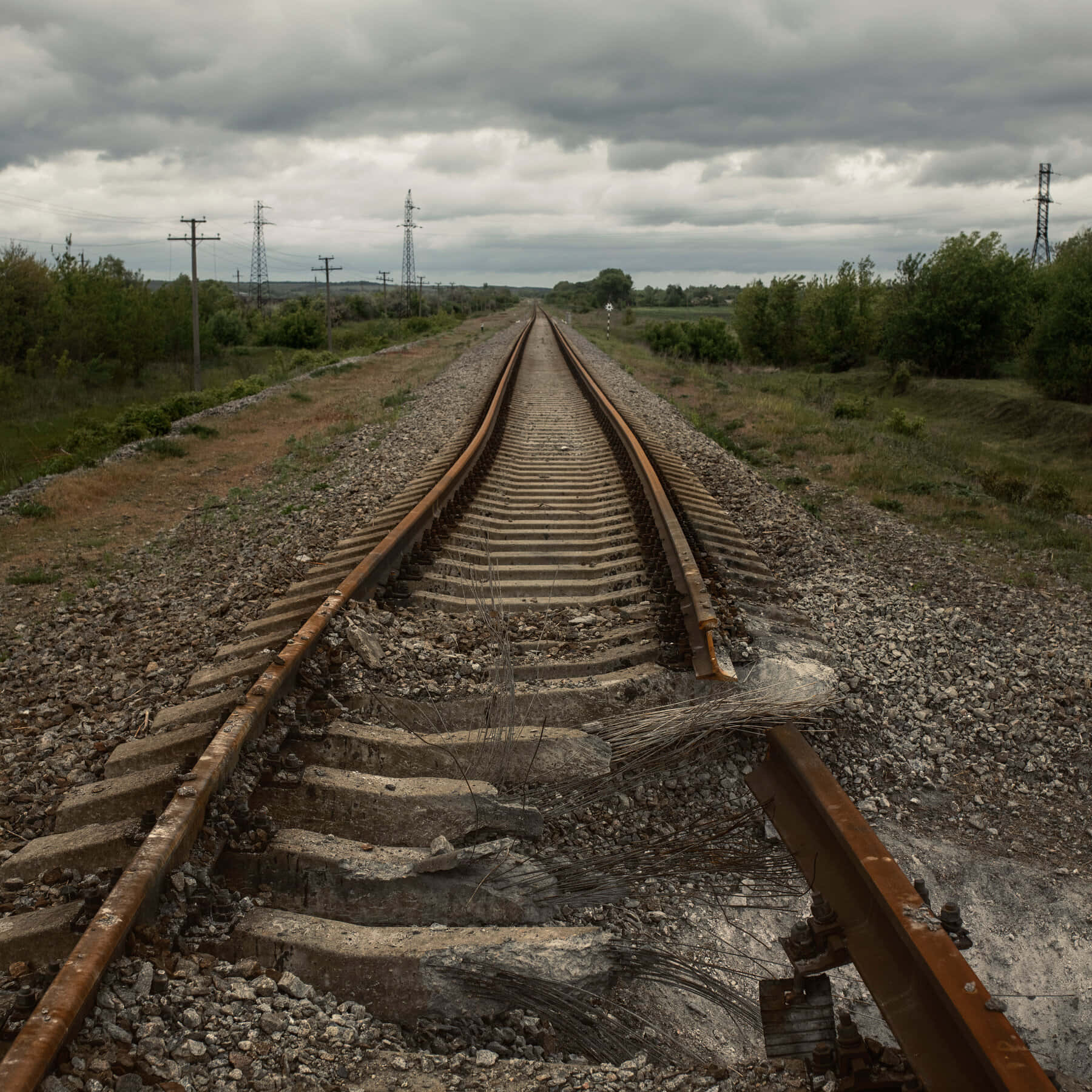 bir tarlanın ortasında tren rayları Duvar Kağıdı
