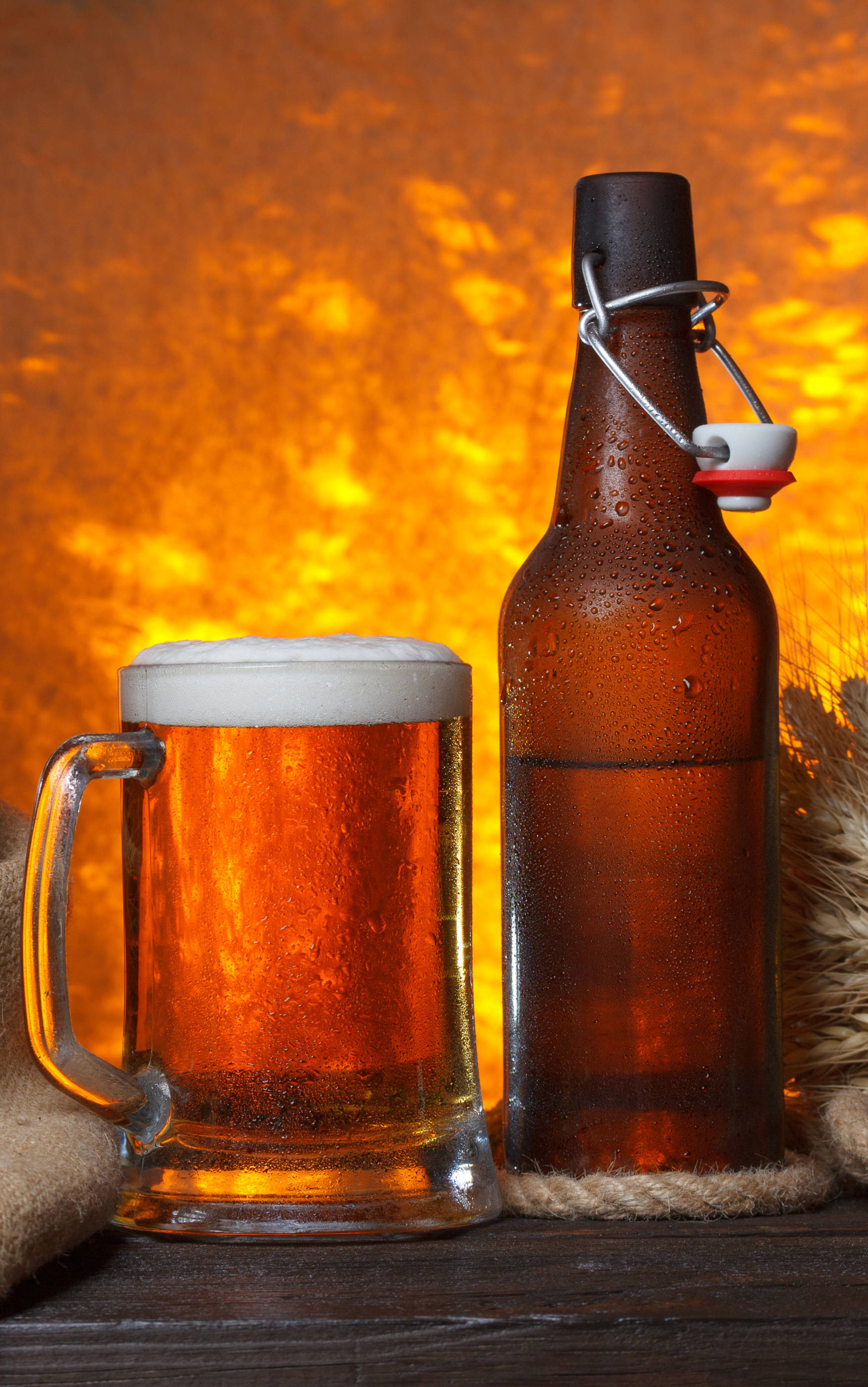 Bira Şişesi ve Bira Bardakta Esmer Bira Duvar Kağıdı