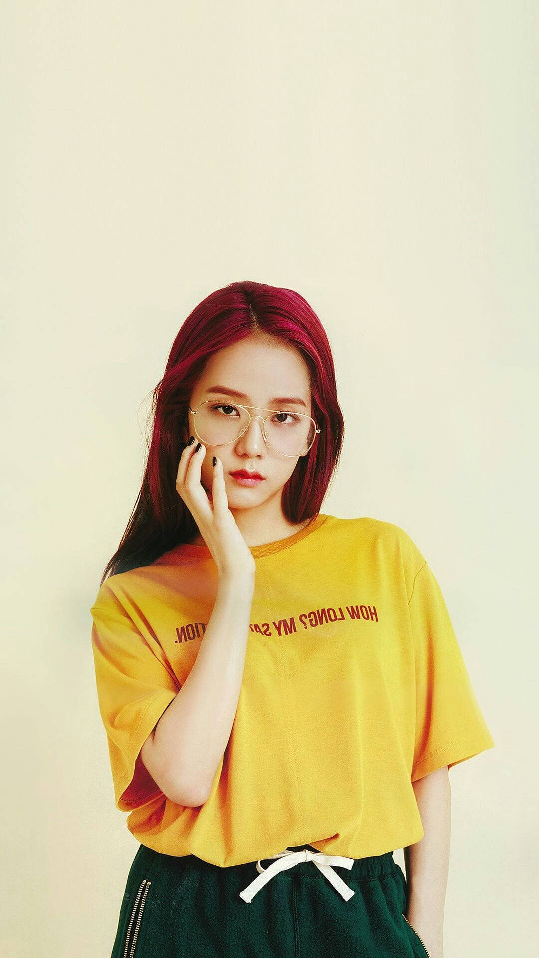 Gözlüklü ve sarı grafik tişörtlü Jisoo Blackpink duvar kağıdı