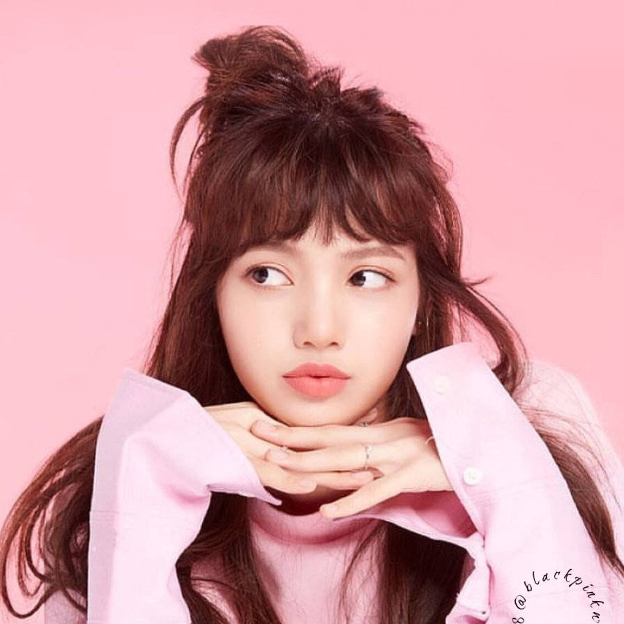 Blackpink duvar kağıdı Lisa pastel pembe duvarda pembe üstle
