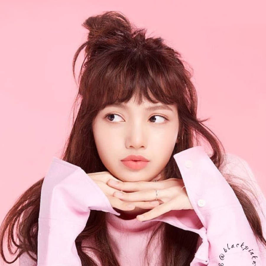 Blackpink'ten Lisa Pembe Renkte Canlı ve Büyüleyici Duvar Kağıdı