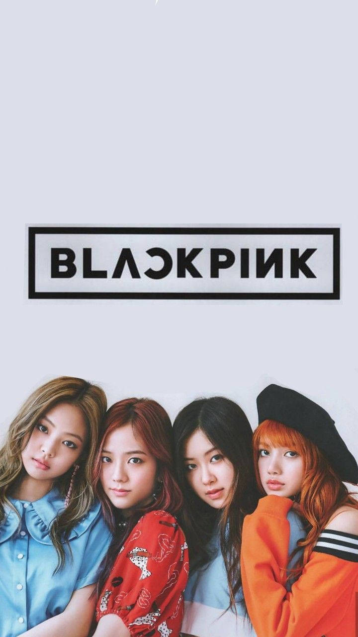 Blackpink üyeleri LISA, JENNIE, ROSÉ ve JISOO harika logolarıyla poz veriyor! Duvar Kağıdı