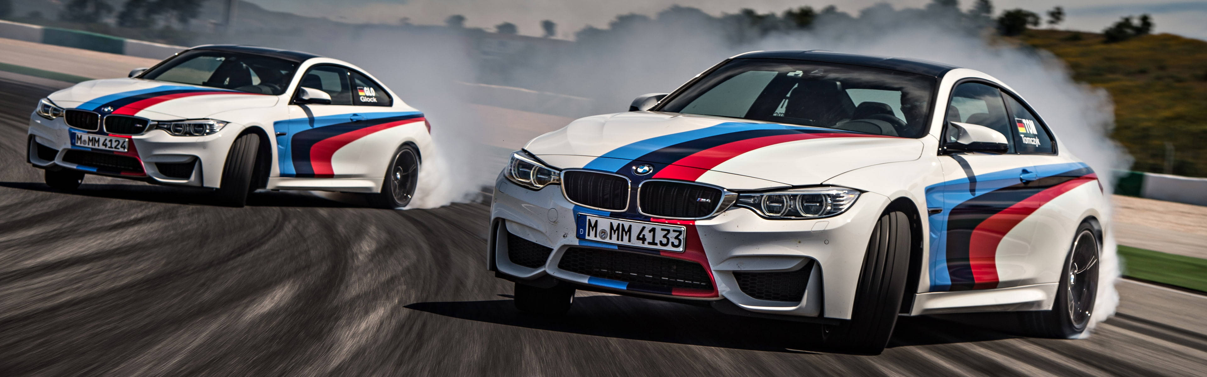 BMW M4 Drift Aracının pistteki heyecan verici sürüşü Duvar Kağıdı