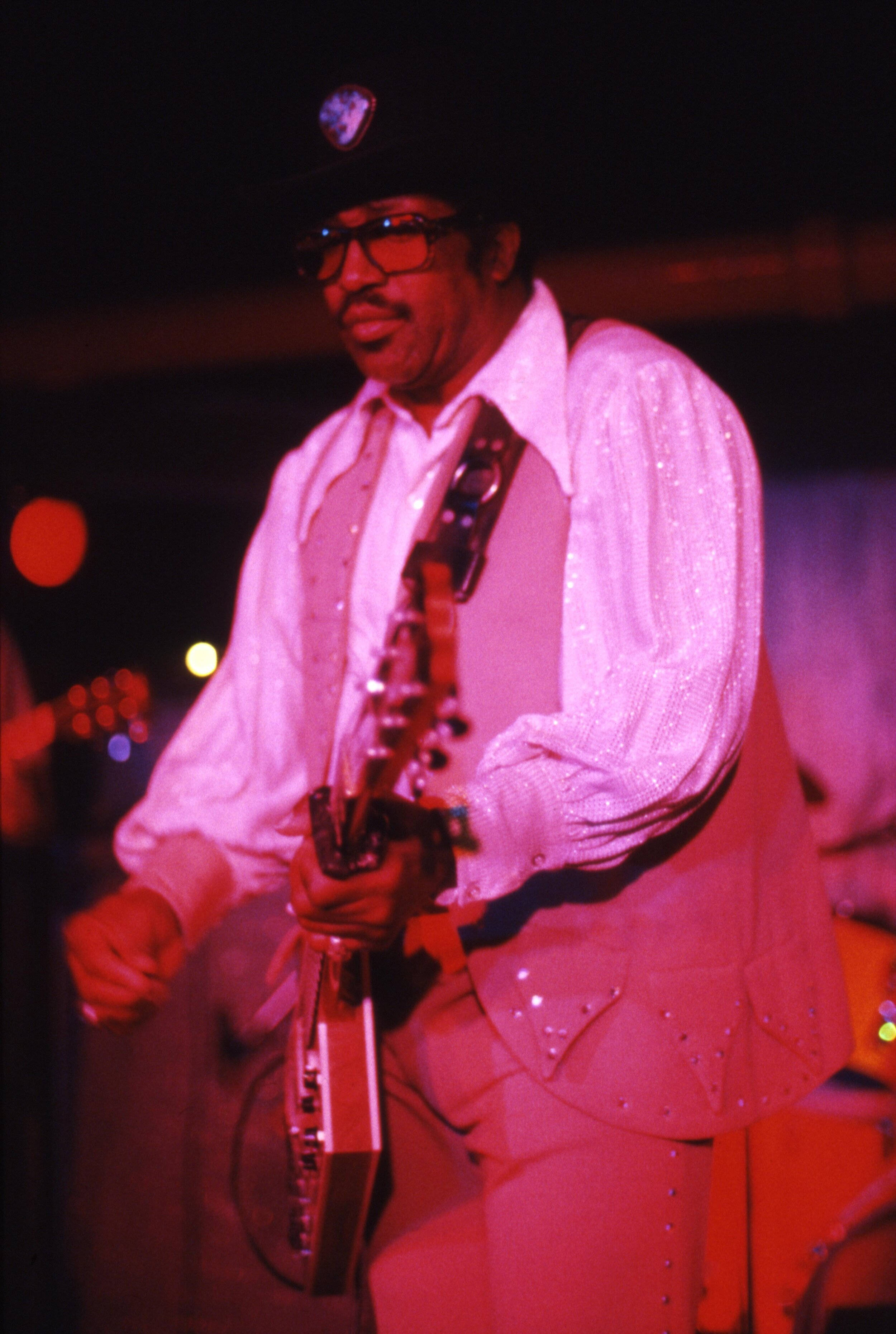 Bo Diddley Pembe Işıkta Duvar Kağıdı