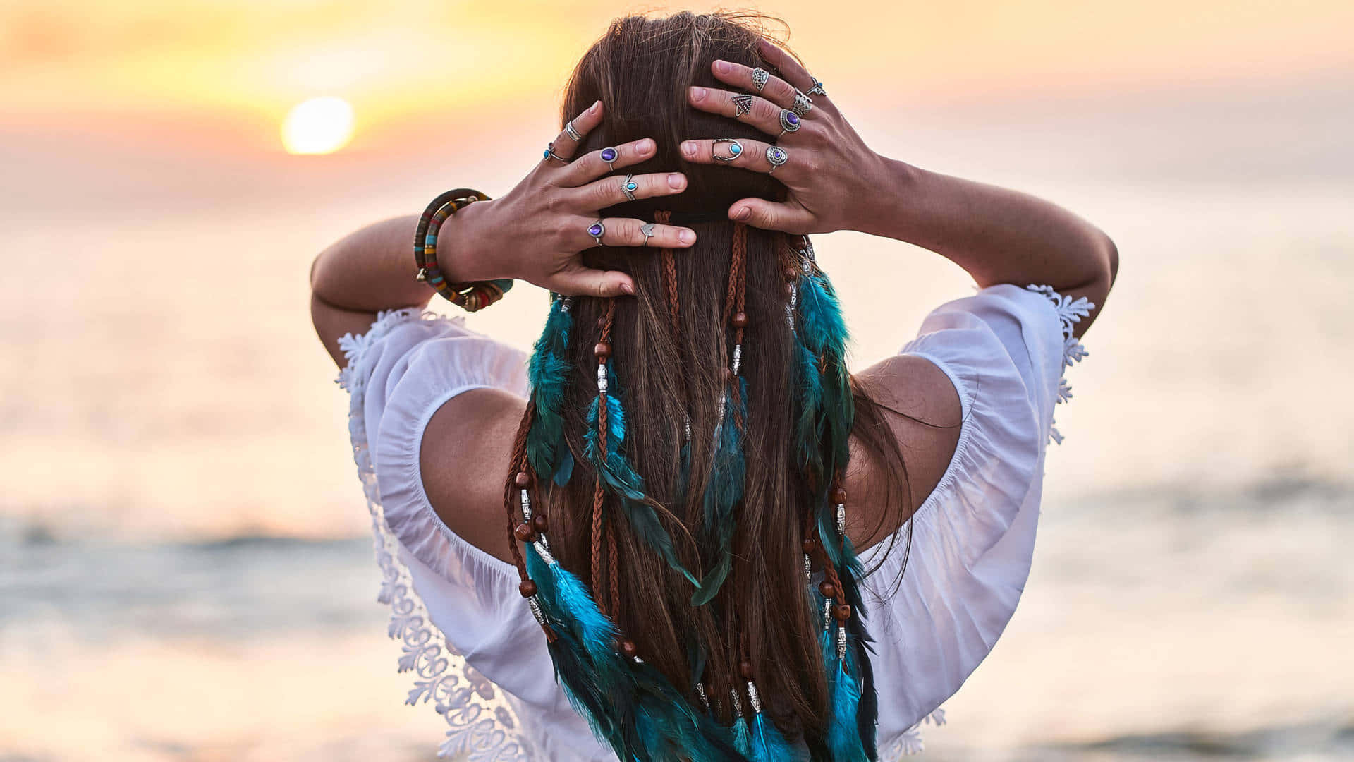 Boho ilhamlı bir alanın, toprak ve canlı dokumalarla süslenmiş güzelliğinin tadını çıkarın. Duvar Kağıdı