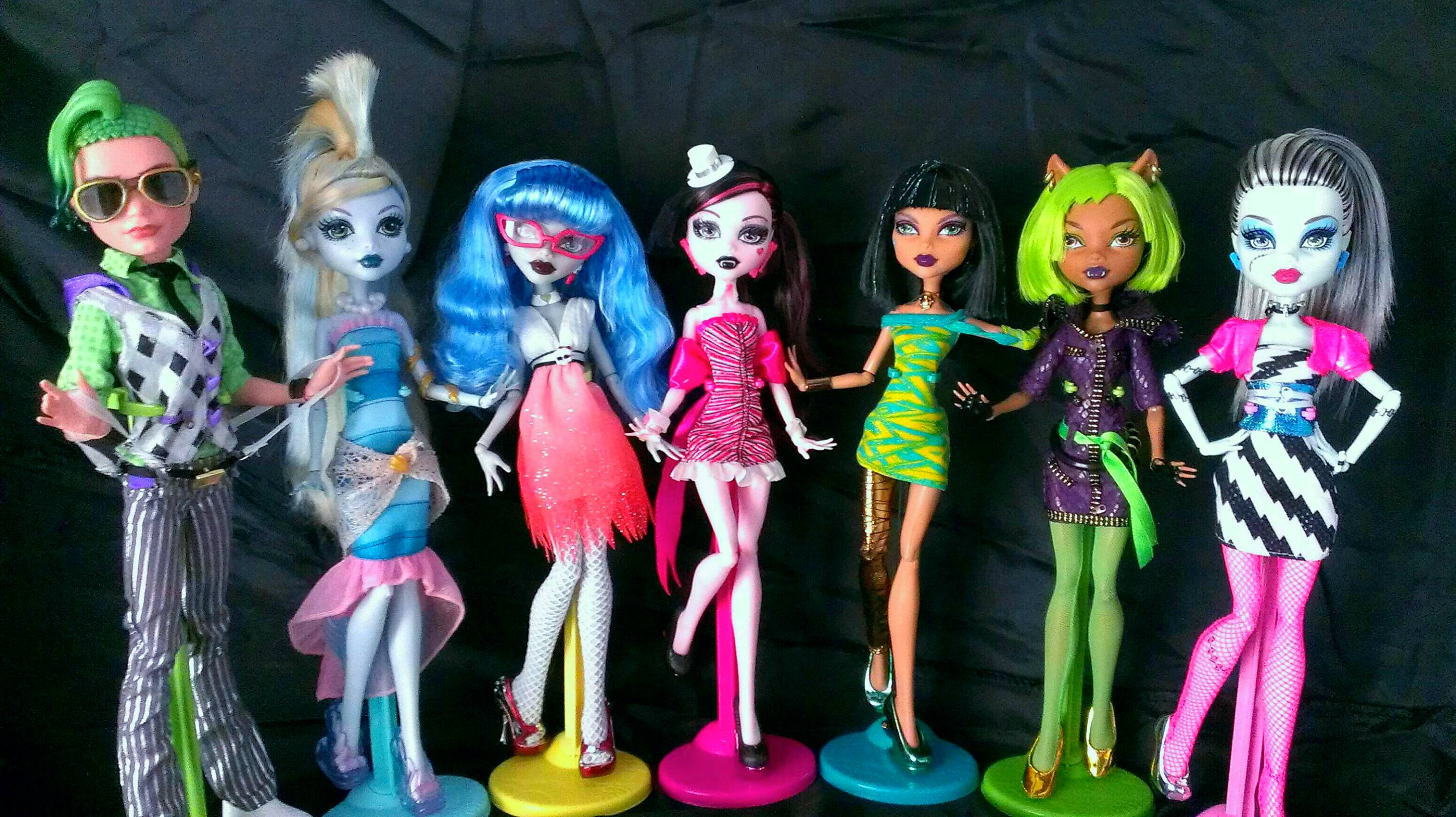 Bratz Estetiği Disko Bebekler Duvar Kağıdı