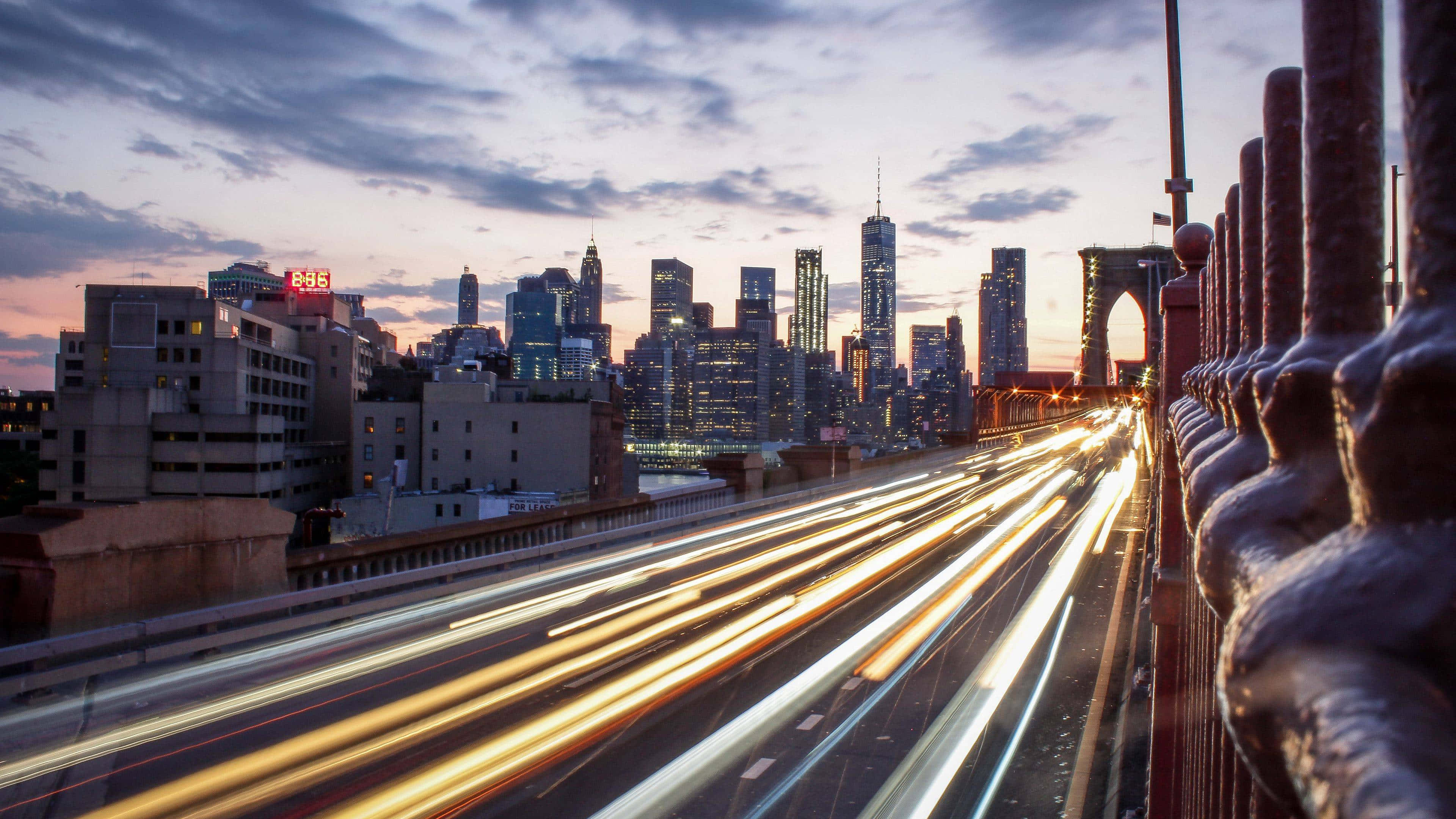 brooklyn köprüsü alacakaranlıkta şehir ışıklarıyla Duvar Kağıdı