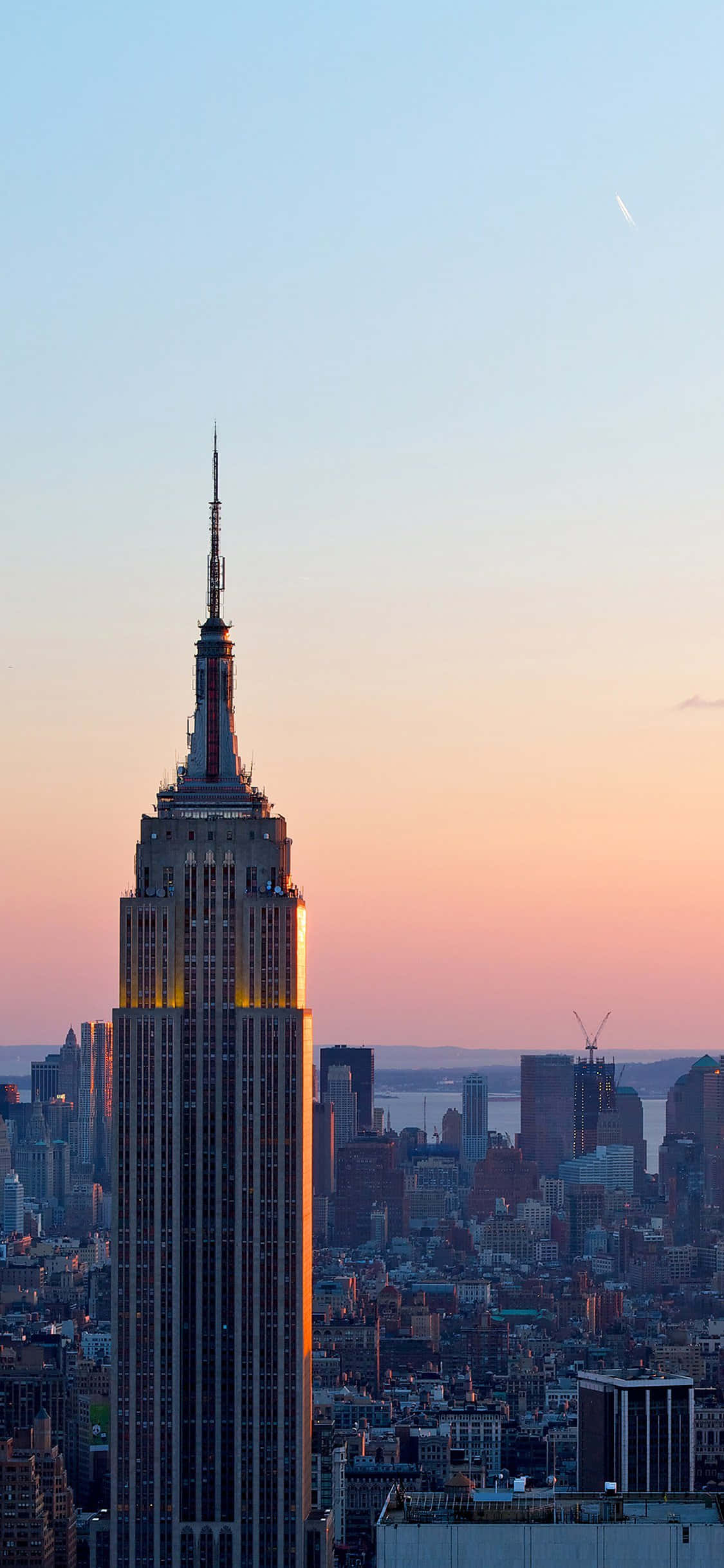 Brooklyn Köprüsü'nden fotoğraflanmış New York'un güzel öğle gökyüzü manzarası. Duvar Kağıdı