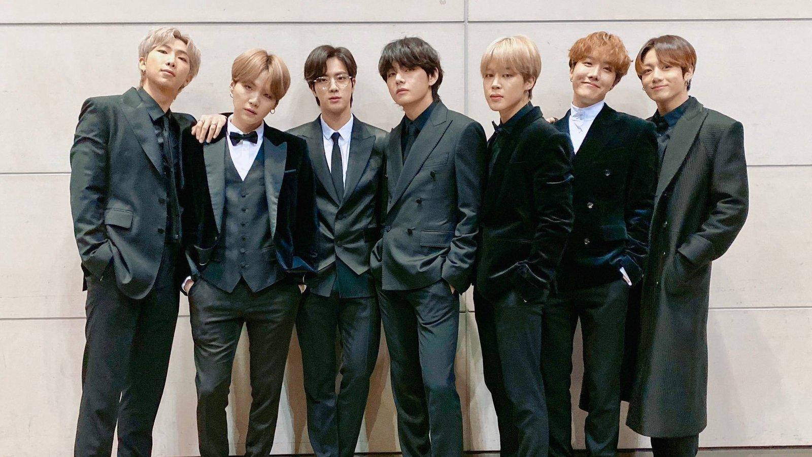BTS 2020 Siyah Takım Elbiseli Duvar Kağıdı