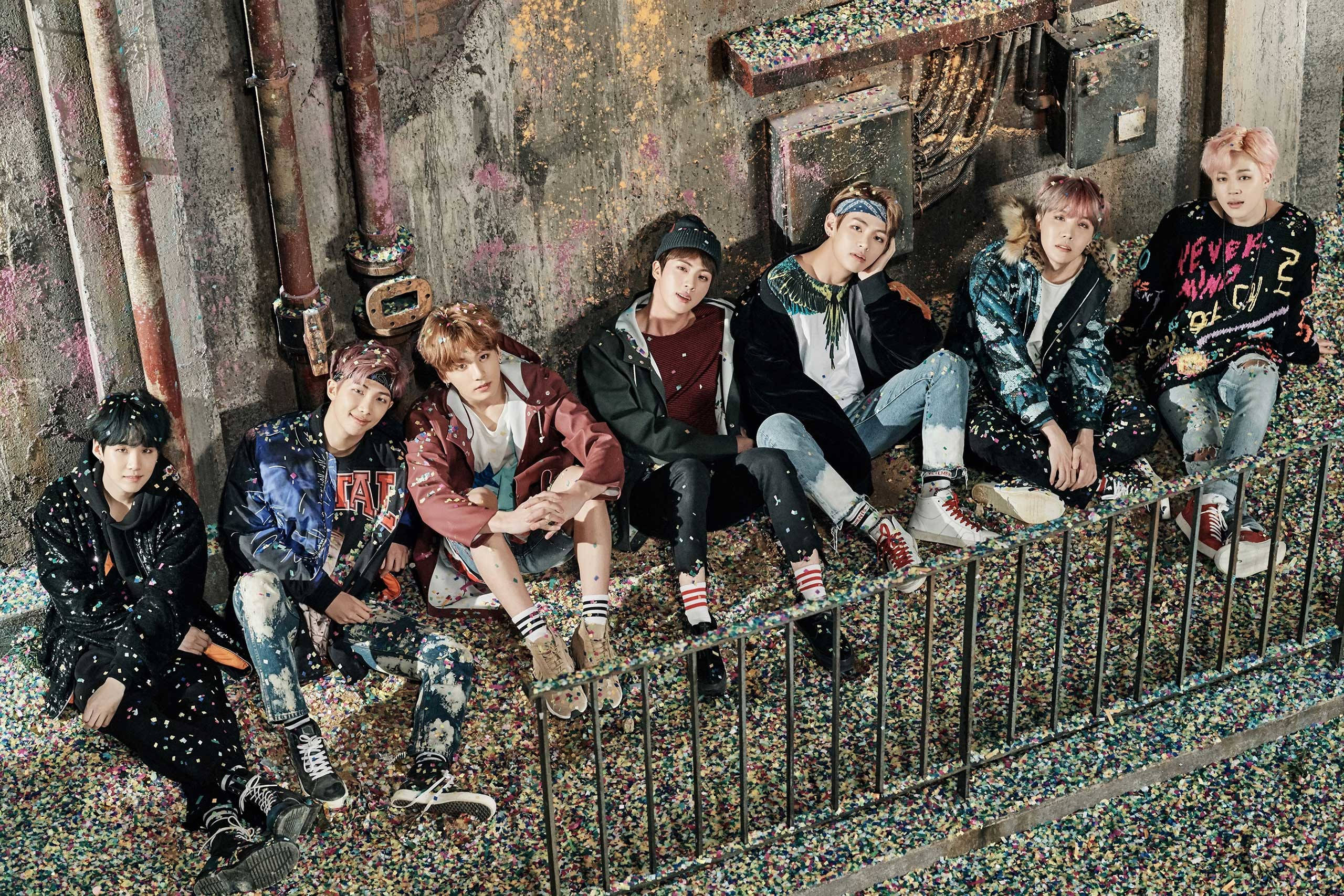BTS Ara Sokakta Konfeti ve Dizüstü Bilgisayarla Duvar Kağıdı