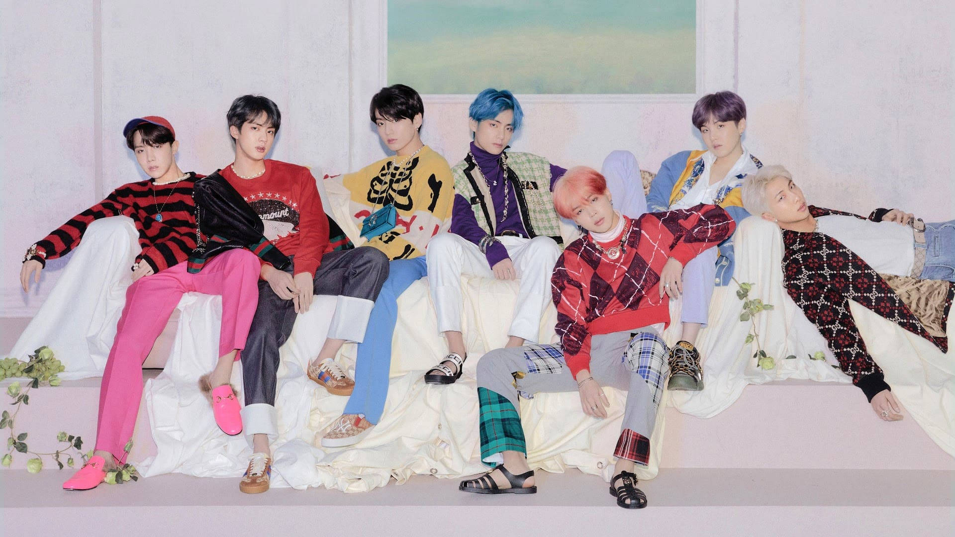 BTS Beyaz Kanepe Masaüstü Duvar Kağıdı