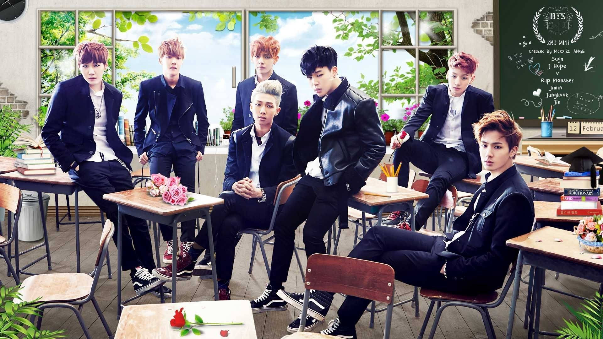 BTS erkek grubunun okulda birlikte poz verdiği duvar kağıdı.