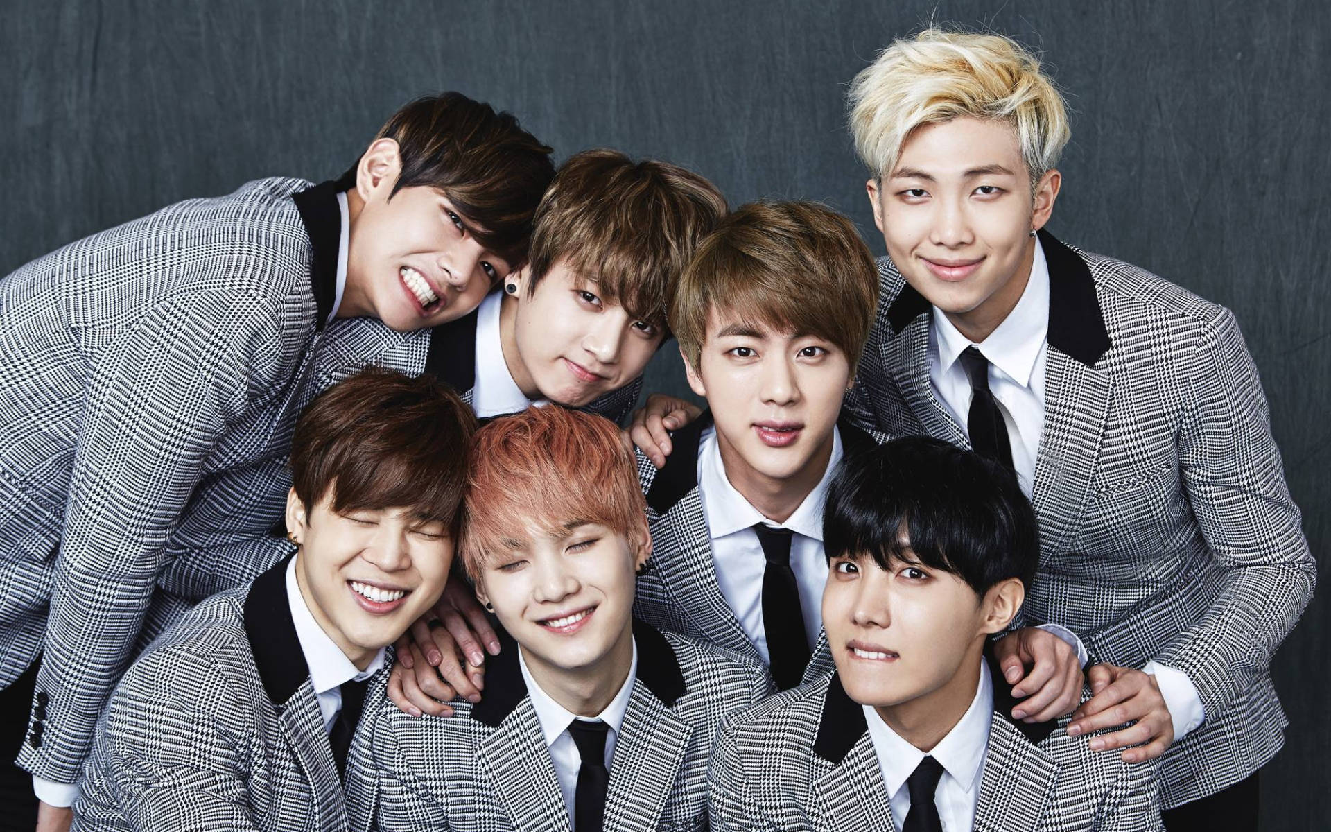 BTS Gri Takım Elbiseli Grup Fotoğrafı Duvar Kağıdı