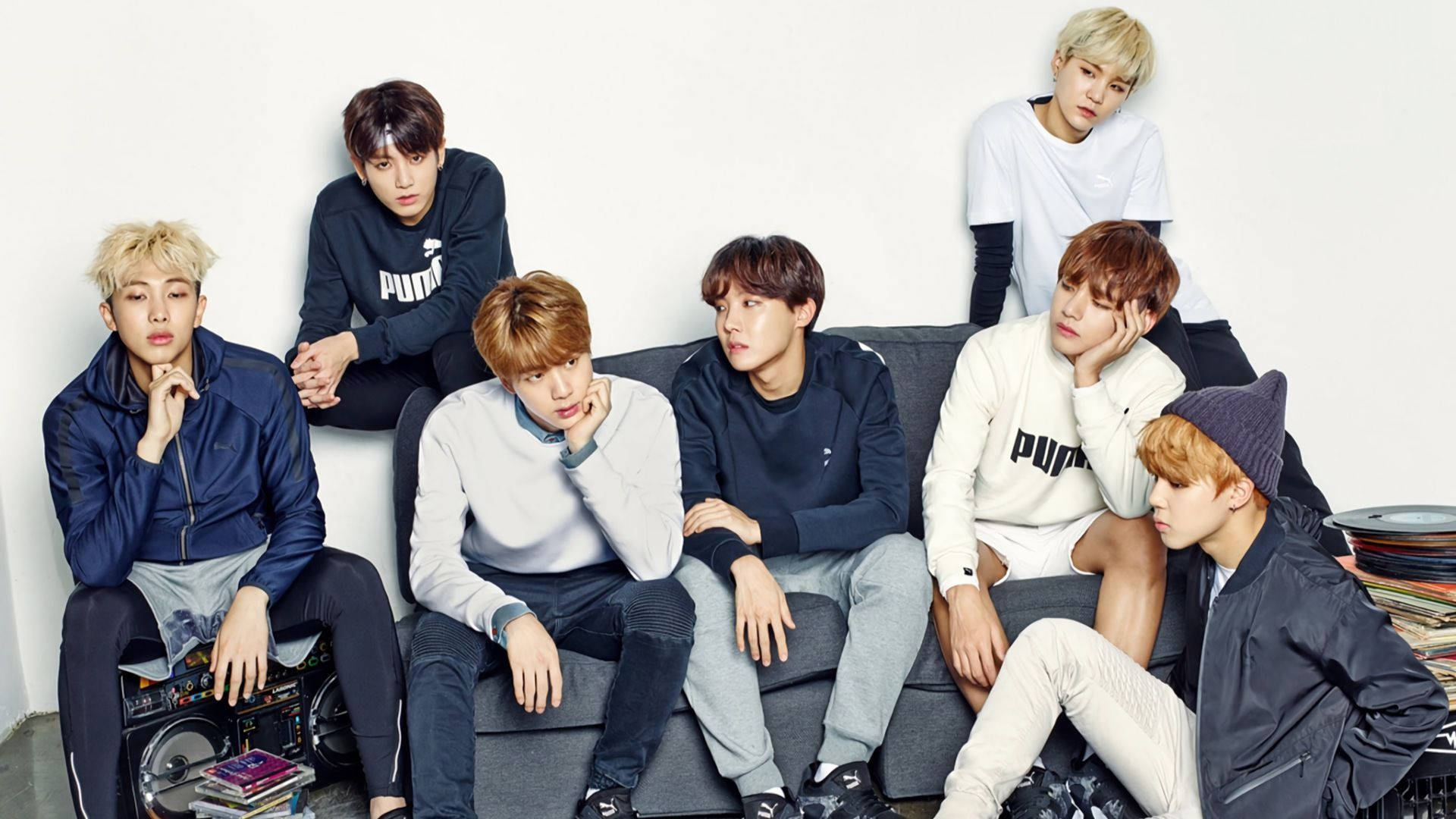 BTS Grubu Mavi ve Beyaz Kıyafetlerle Kanepede Duvar Kağıdı