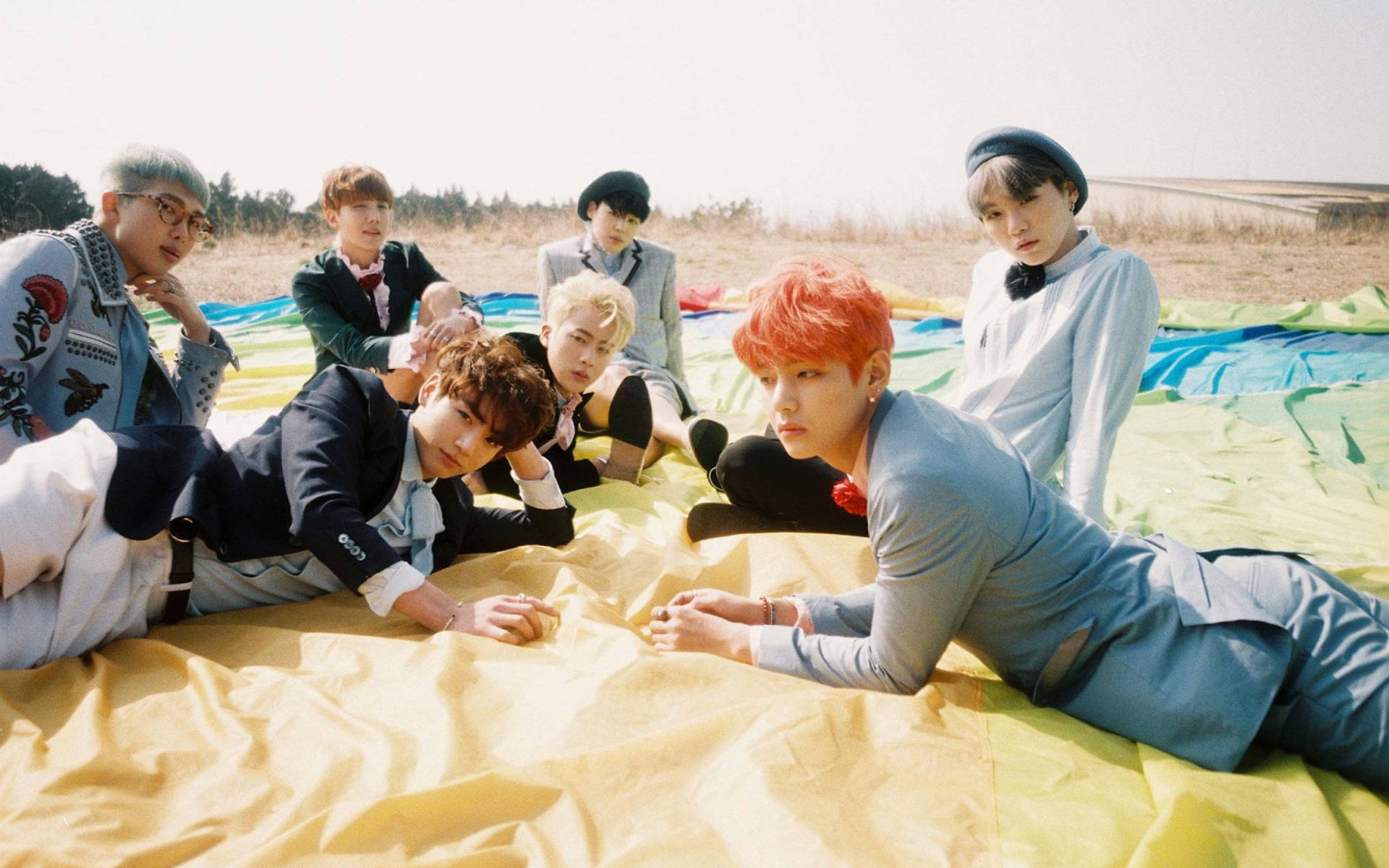 BTS Grup Fotoğrafı Tarlada Duvar Kağıdı
